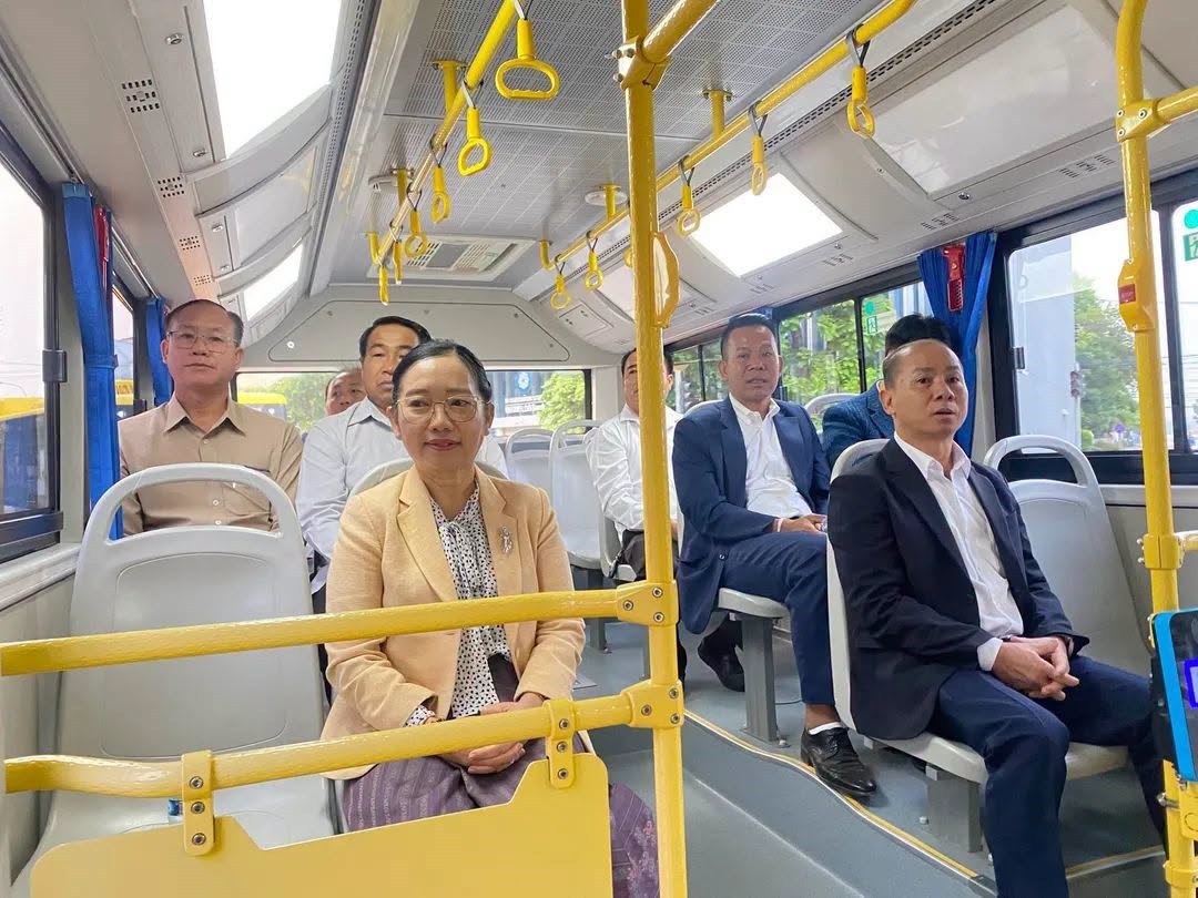 ເປດນາໃຊລດເມດວນ BRT ຢາງເປນທາງການ - image 1