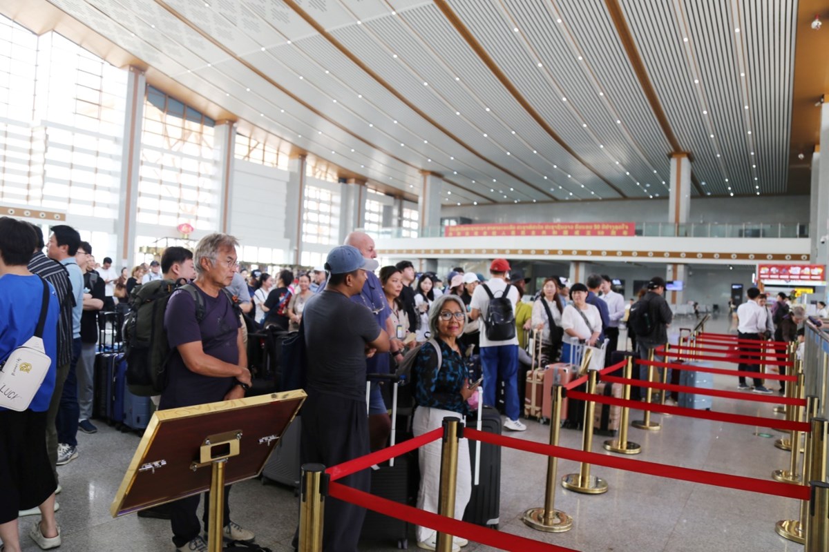 ພອນພມນ ມອນ​ຈນ​ດ ກາຝນ ກາເຮດ ຜຍງລາວພສດວາບມຄຳວາ ‘ເຮດບໄດ - image 1