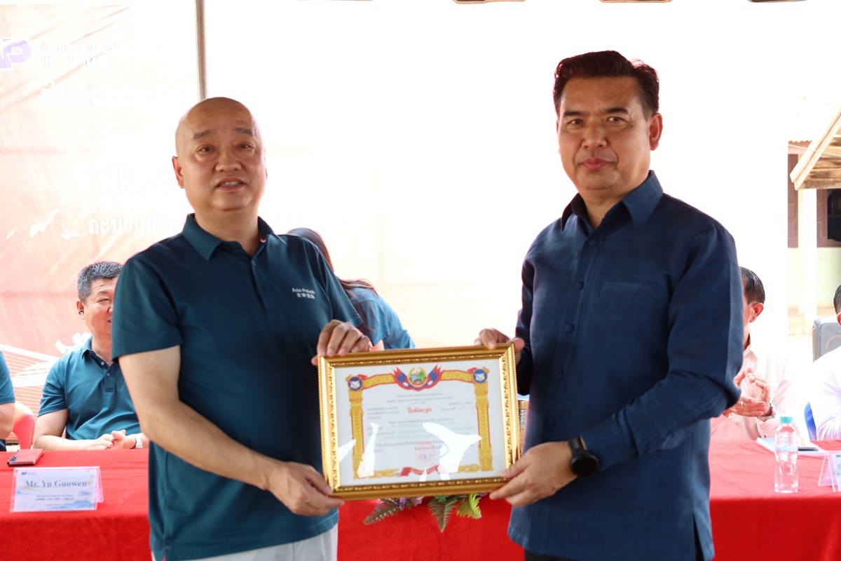 ບລສດ ຝນໂປຕາສ ມອບອປະກອນການສກສາໃຫໂຮງຮຽນປະຖມສມບນບານກະວະ - image 1