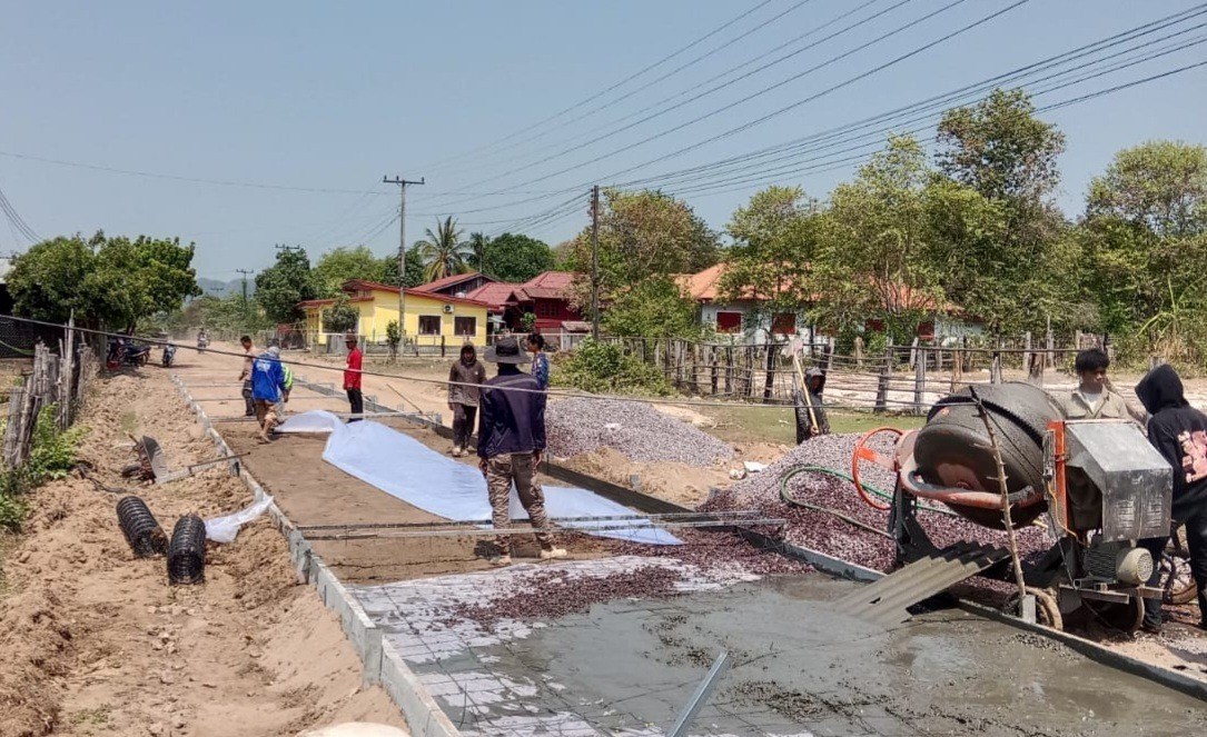 ການນຳເມອງໂຂງ ມອບເງນ 15 ລານກບ ສມທບທນກສາງທາງເບຕງ ເຂາບານຫາດຊາຍຄນ - image 1