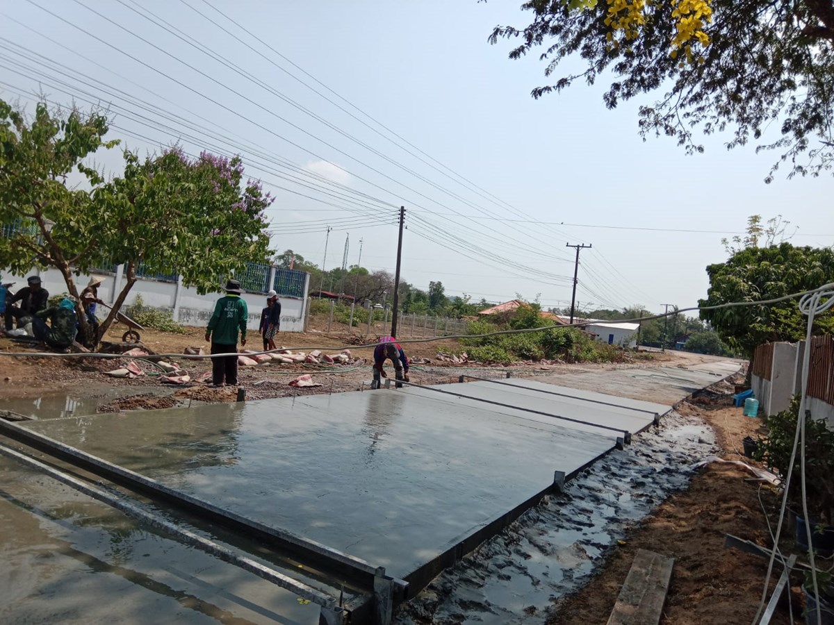 ການນຳເມອງໂຂງ ມອບເງນ 15 ລານກບ ສມທບທນກສາງທາງເບຕງ ເຂາບານຫາດຊາຍຄນ - image 2