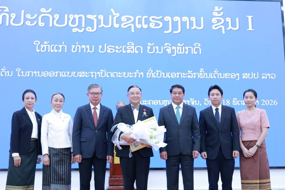 ນວ ປະດບຫຽນໄຊ ແລະ ຫຽນກາແຮງງານໃຫແກຜມຜນງານດເດນ ໃນບນກະກຽມ-ດຳເນນກອງປະຊມອາຊຽນ - image 2