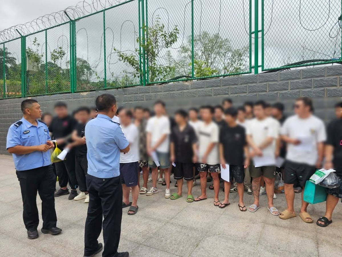 ປກສ ອຸດົມໄຊ ນຳສົ່ງຄົນຕ່າງປະເທດລັກລອບເຂົ້າ-ອອກເມືອງຜິດກົດໝາຍໃຫ້ທາງການຈີນ image 1 ປກສ ອດມໄຊ ນຳສງຄນຕາງປະເທດລກລອບເຂາ-ອອກເມອງຜດກດໝາຍໃຫທາງການຈນ - image 1