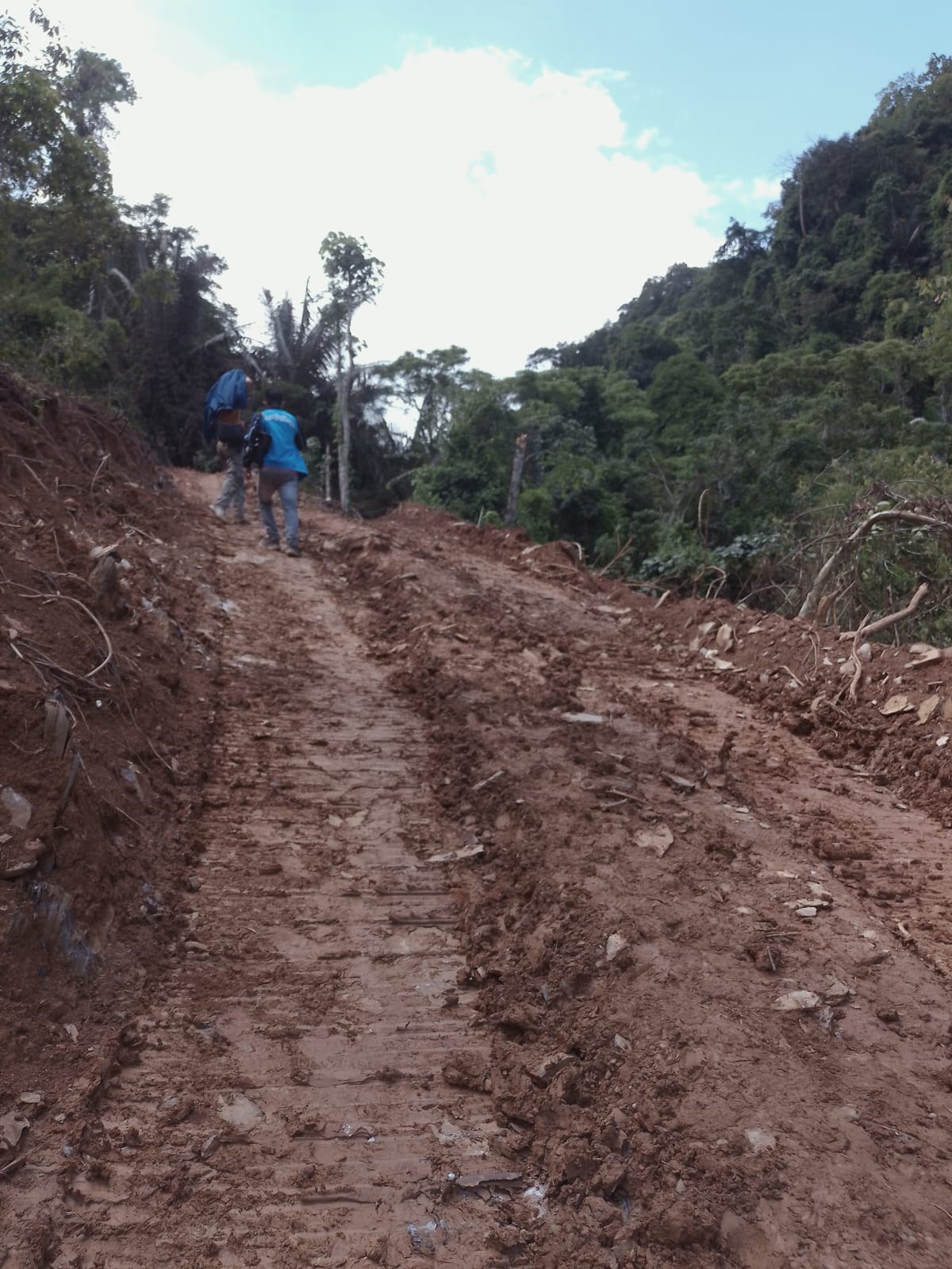 ປດຈບນ ເຈາໜາທກຽວຂອງທງພາຍໃນ ແລະ ຕາງປະເທດ ໄດສບຕຄນຫາດຳເນນການຄນຫາຜປະສບໄພຕດທຍງຕດຄາງຢໃນຖາບານພນໄຊ - image 3