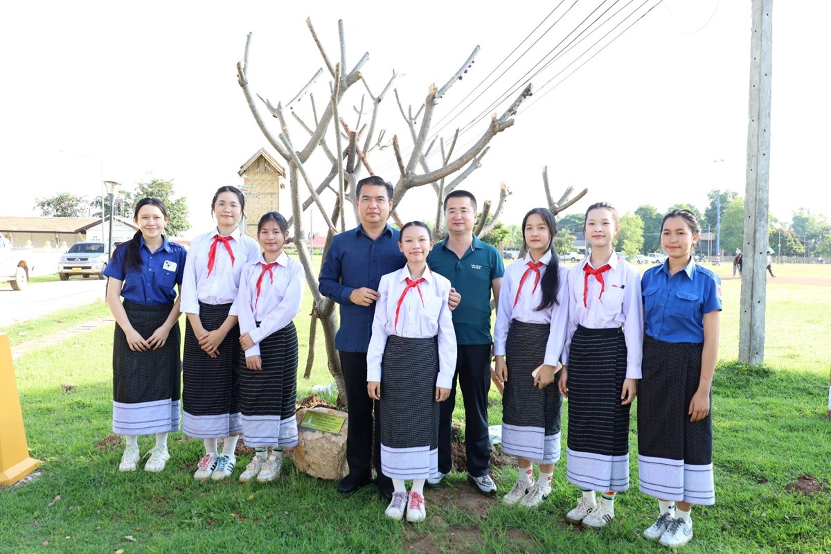 ຄຳມ່ວນ ປູກຕົ້ນໄມ້ຢູ່ບໍລິເວນພຣະທາດສີໂຄດຕະບອງ image 2 ຄຳມວນ ປກຕນໄມຢບລເວນພຣະທາດສໂຄດຕະບອງ - image 2