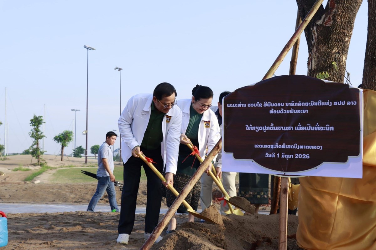 ນາຍົກລັດຖະມົນຕີ ຮ່ວມປູກຕົ້ນໄມ້ຢູ່ເຂດເສດຖະກິດພິເສດບຶງທາດຫຼວງ image 1 ນາຍກລດຖະມນຕ ຮວມປກຕນໄມຢເຂດເສດຖະກດພເສດບງທາດຫວງ - image 1