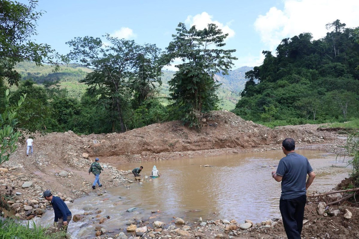 ໄຊສົມບູນ ຈັບກຸມກຸ່ມລັກລອບຂຸດຄົ້ນຄຳຕົກຂ້ອນ ຢູ່ເມືອງອະນຸວົງ image 1 ໄຊສມບນ ຈບກມກມລກລອບຂດຄນຄຳຕກຂອນ ຢເມອງອະນວງ - image 1