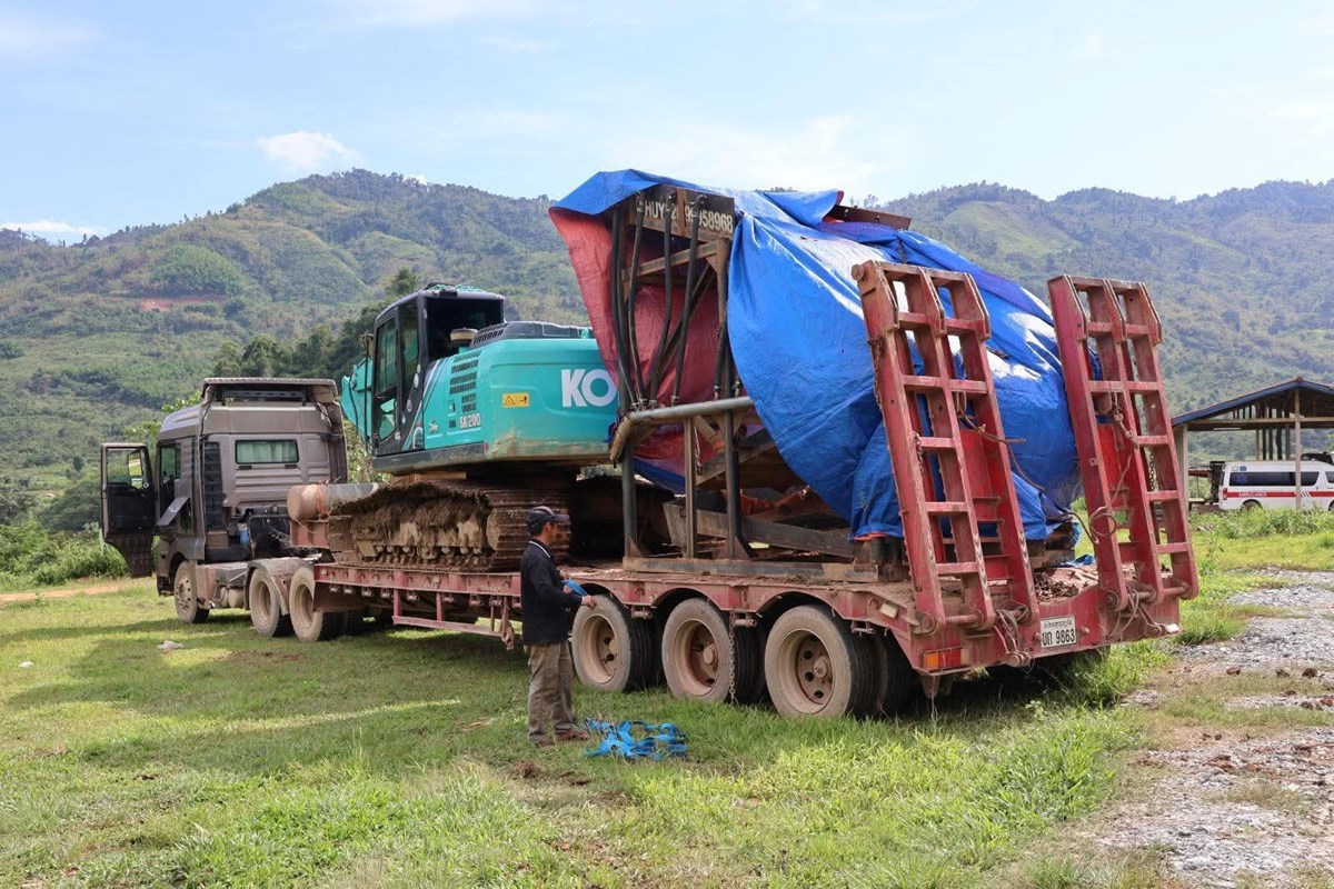 ໄຊສົມບູນ ຈັບກຸມກຸ່ມລັກລອບຂຸດຄົ້ນຄຳຕົກຂ້ອນ ຢູ່ເມືອງອະນຸວົງ image 2 ໄຊສມບນ ຈບກມກມລກລອບຂດຄນຄຳຕກຂອນ ຢເມອງອະນວງ - image 2