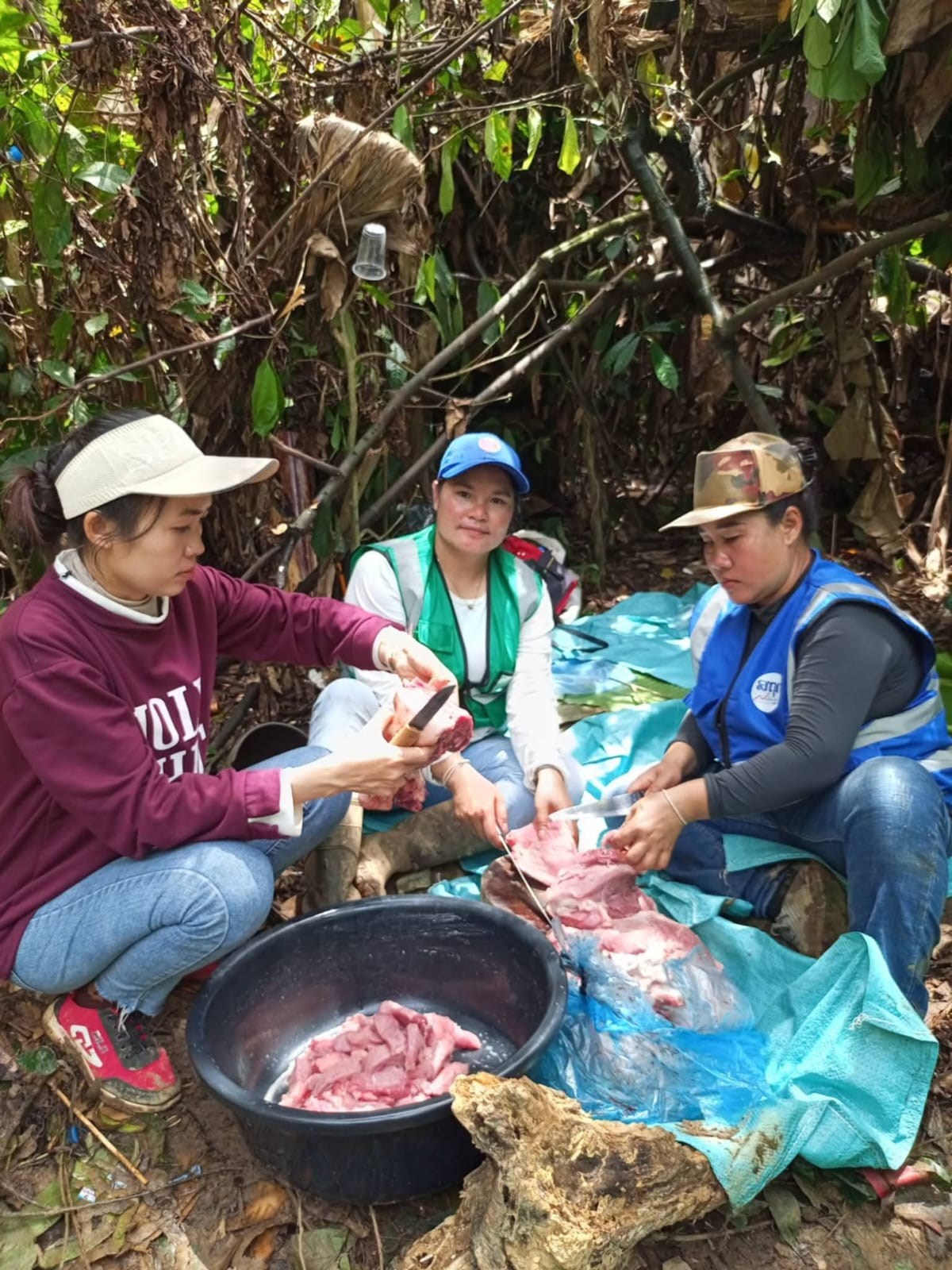ປງແຕງອາຫານແຈກຢາຍໃຫພາກສວນຕາງໆທເຂາໄປຊວຍເຫອກອບກເອາຊວດຂອງປະຊາຊນທຕດຄາງຢຖາບານພນໄຊ - image 1