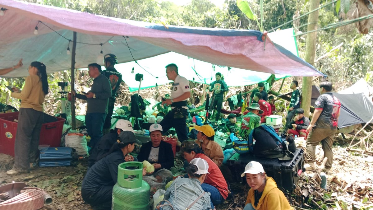 ປງແຕງອາຫານແຈກຢາຍໃຫພາກສວນຕາງໆທເຂາໄປຊວຍເຫອກອບກເອາຊວດຂອງປະຊາຊນທຕດຄາງຢຖາບານພນໄຊ - image 2