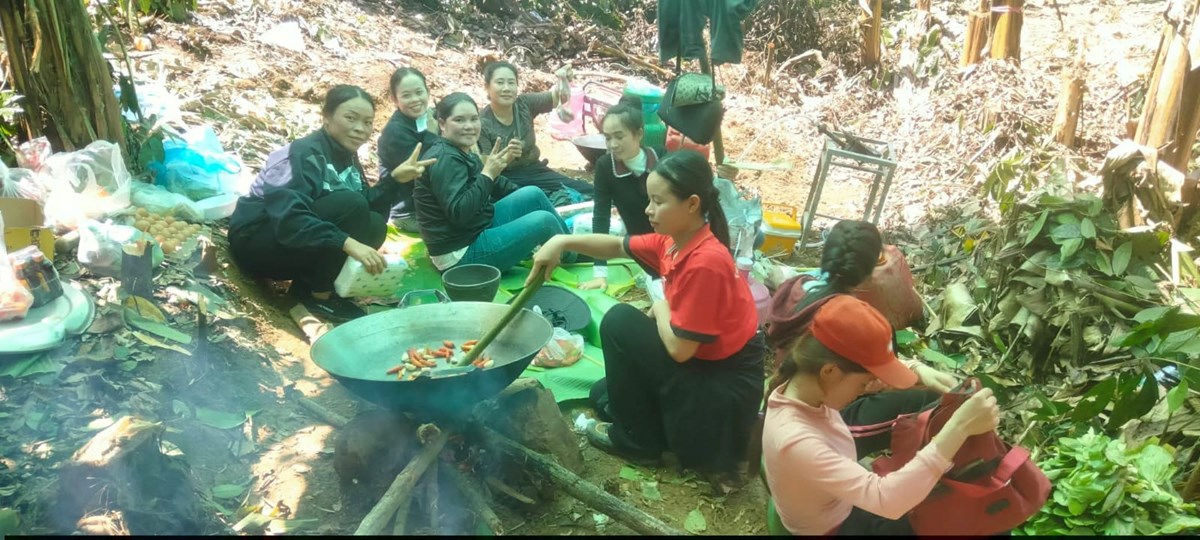 ປງແຕງອາຫານແຈກຢາຍໃຫພາກສວນຕາງໆທເຂາໄປຊວຍເຫອກອບກເອາຊວດຂອງປະຊາຊນທຕດຄາງຢຖາບານພນໄຊ - image 3