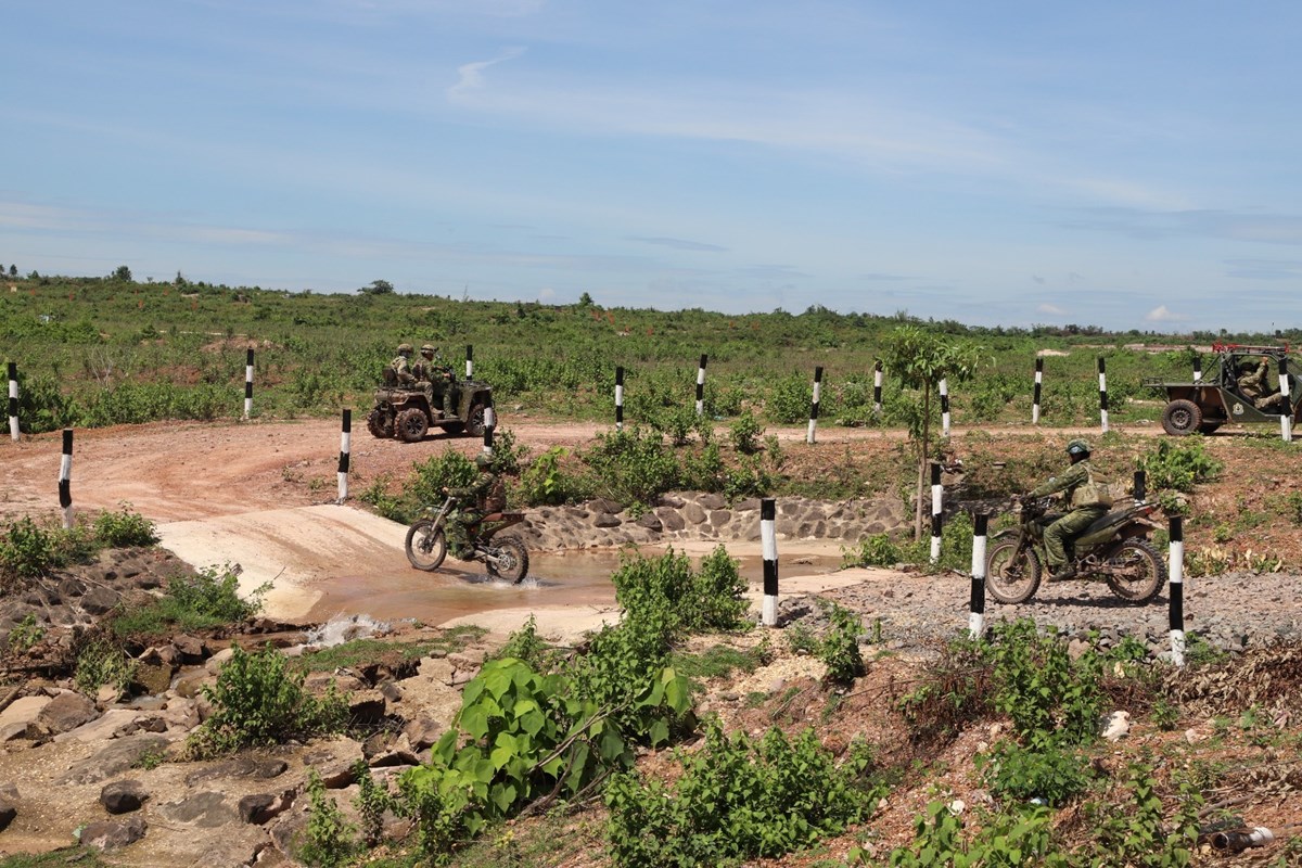 ຍກສງຂດຄວາມສາມາດການຂບຂ ແລະ ນາໃຊຍານພາຫະນະລດຂະໜາດເບາໃນກອງທບ - image 3