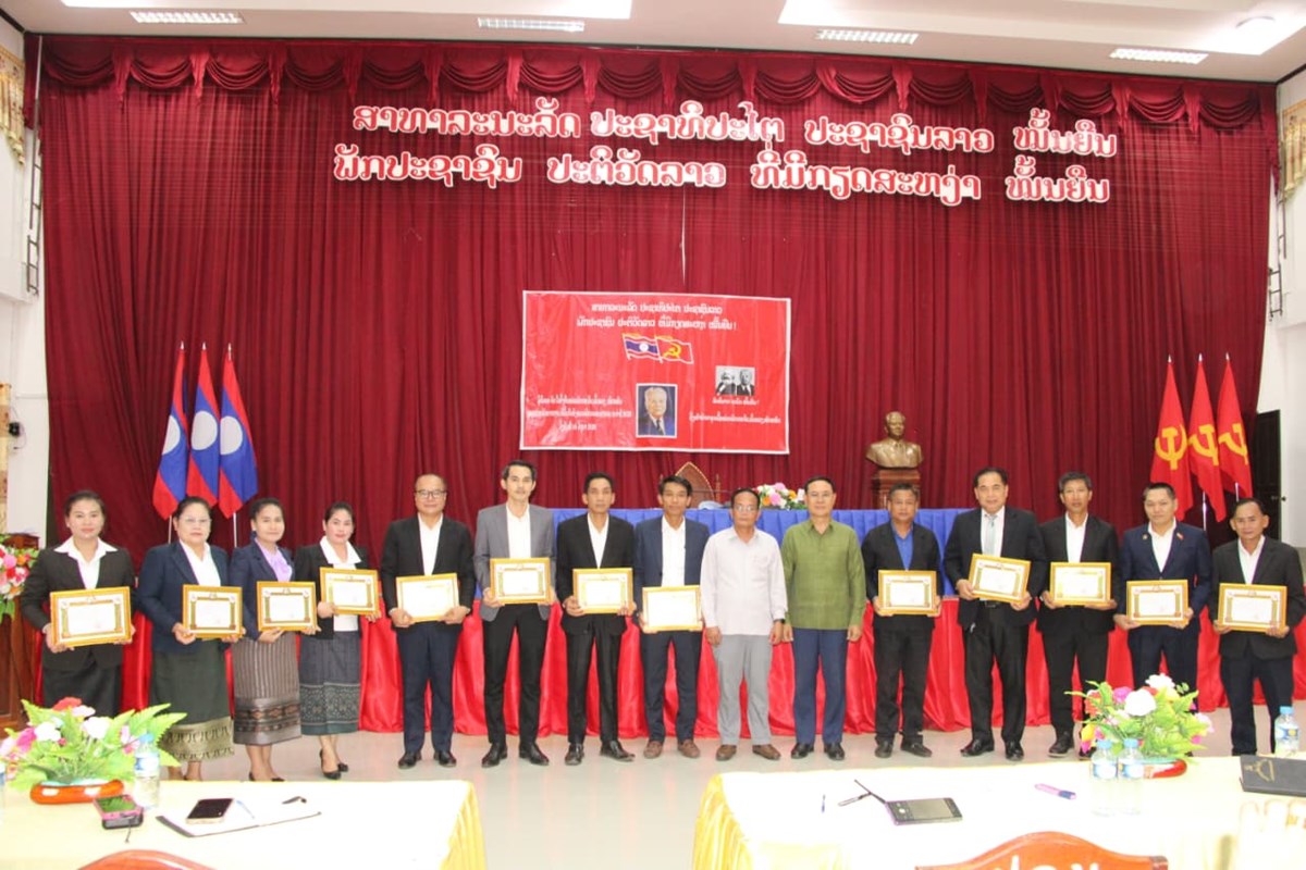 ນະ​ຄອນ​ປາກ​ເຊ ມອບ-ຮບໃບຢງຢນໜວຍພກປອດໃສ ເຂມແຂງ ໝກແໜນ - image 2