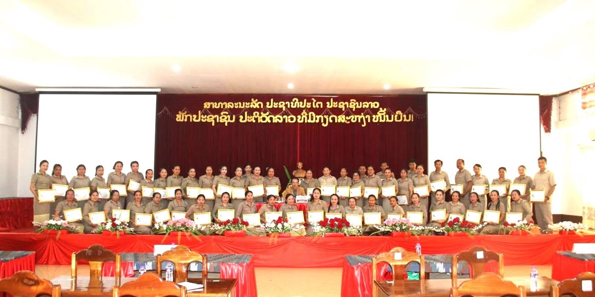 ຄູສອນ ແລະ ພະນັກງານ 6 ເມືອງໄຊຍະບູລີ ຮັບໃບຢັ້ງຢືນການຝຶກອົບຮົມຄອມພິວເຕີຂັ້ນພື້ນຖານ image 1 ຄສອນ ແລະ ພະນກງານ 6 ເມອງໄຊຍະບລ ຮບໃບຢງຢນການຝກອບຮມຄອມພວເຕຂນພນຖານ - image 1