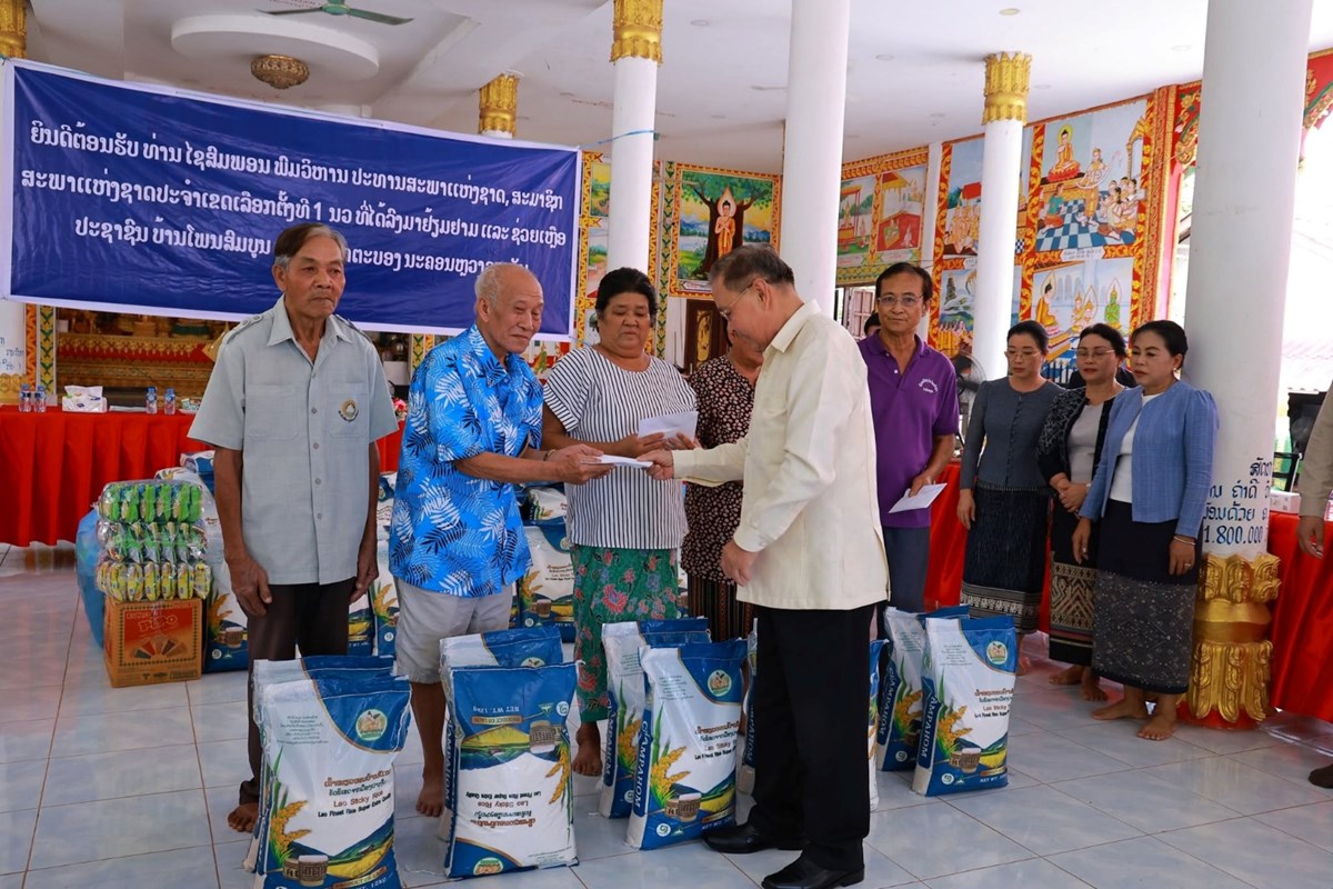 ປະທານສະພາແຫງຊາດ ມອບເຄອງຊວຍເຫອບນເທາທກໃຫຜປະສບໄພພາຍໝາກເຫບ ຢເມອງສໂຄດຕະບອງ - image 1