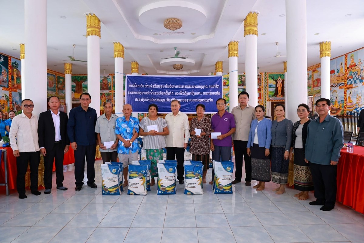 ປະທານສະພາແຫງຊາດ ມອບເຄອງຊວຍເຫອບນເທາທກໃຫຜປະສບໄພພາຍໝາກເຫບ ຢເມອງສໂຄດຕະບອງ - image 2