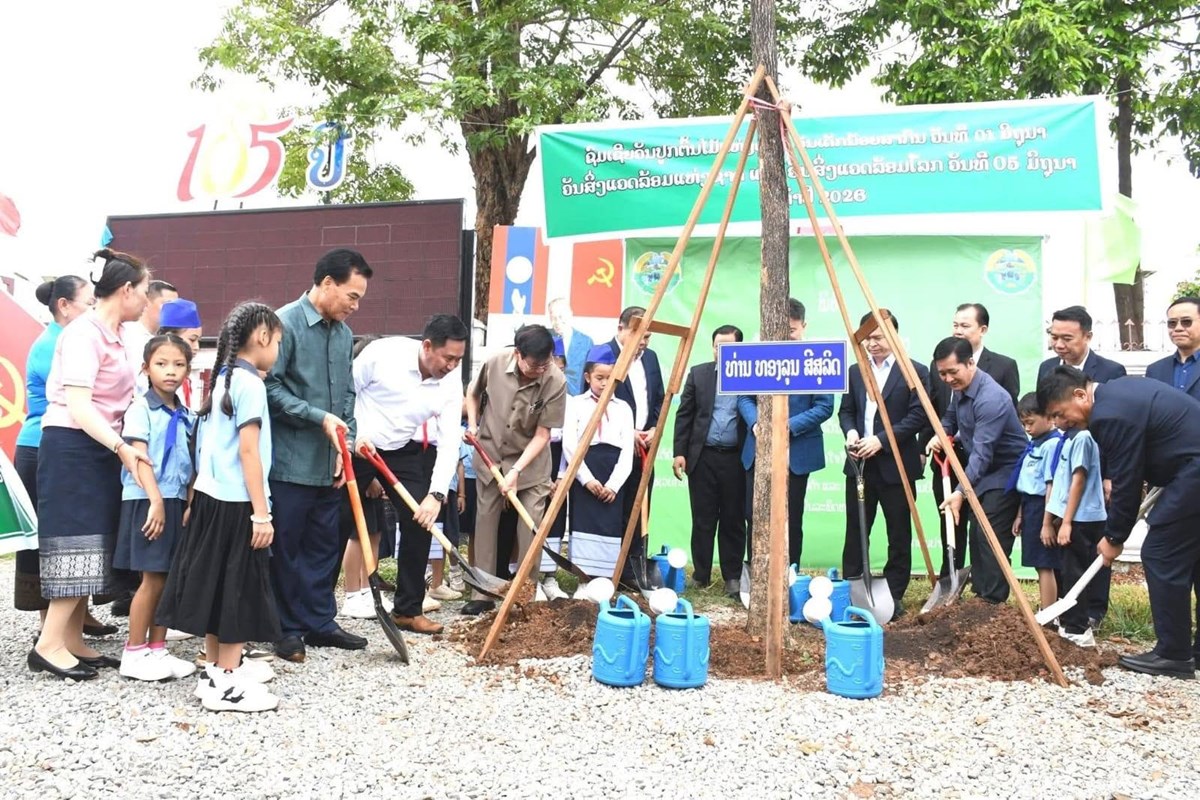 ເລຂາທິການໃຫຍ່ ຮ່ວມປູກຕົ້ນໄມ້ ຢູ່ນະຄອນປາກເຊ image 2 ເລຂາທການໃຫຍ ຮວມປກຕນໄມ ຢນະຄອນປາກເຊ - image 2