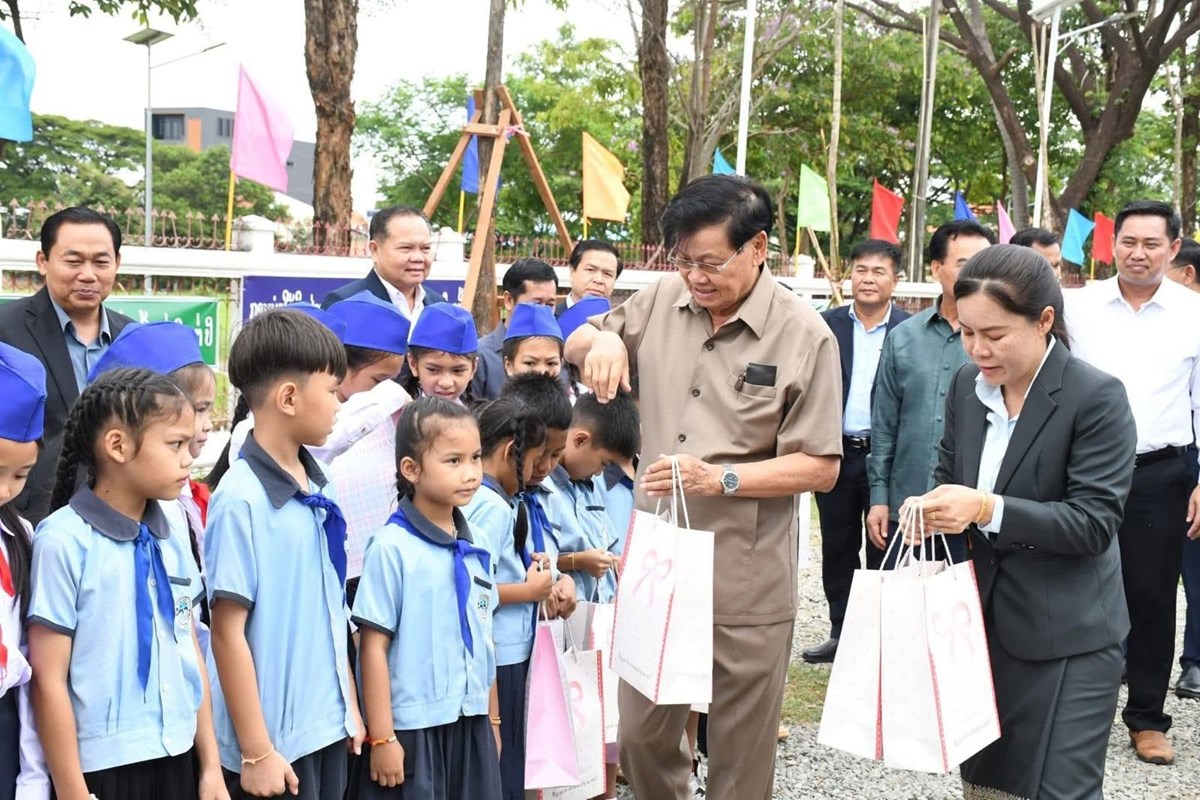 ເລຂາທິການໃຫຍ່ ຮ່ວມປູກຕົ້ນໄມ້ ຢູ່ນະຄອນປາກເຊ image 3 ເລຂາທການໃຫຍ ຮວມປກຕນໄມ ຢນະຄອນປາກເຊ - image 3