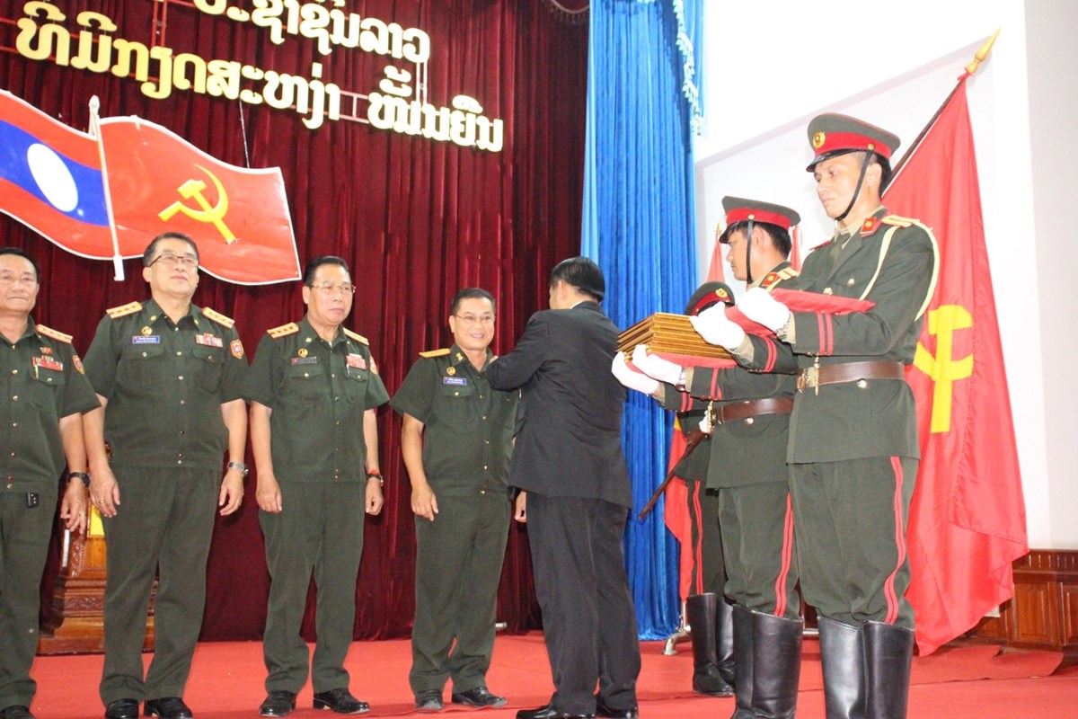 ກອງບນຊາການທະຫານຫວງພະບາງ ປະດບຫຽນໄຊ-ຍອງຍຜນງານ 5 ປ - image 1