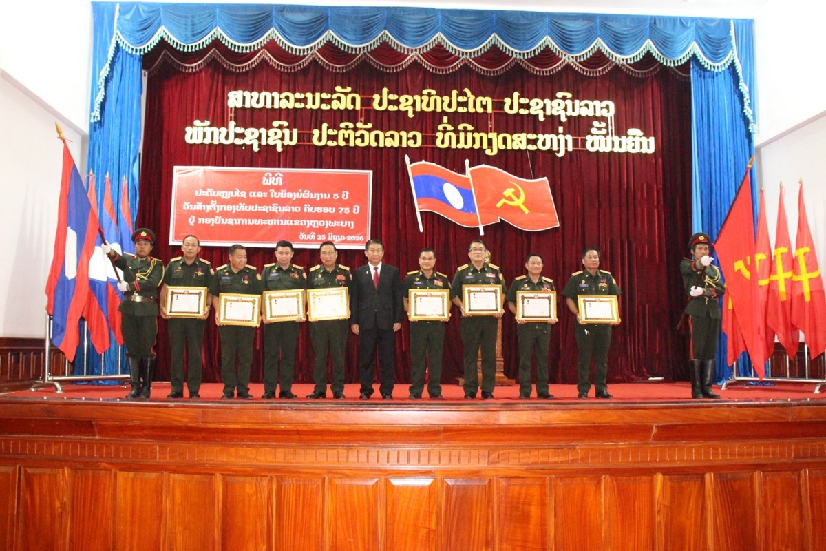 ກອງບນຊາການທະຫານຫວງພະບາງ ປະດບຫຽນໄຊ-ຍອງຍຜນງານ 5 ປ - image 2