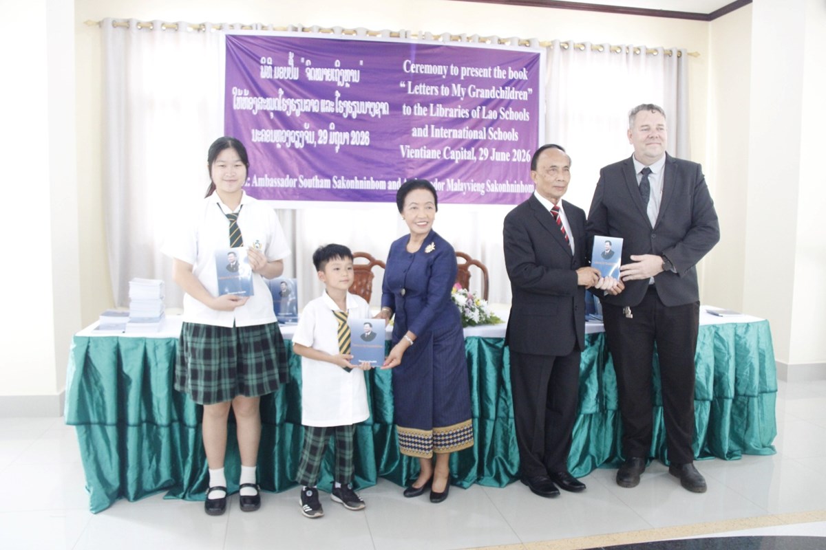 ພິທີມອບປຶ້ມ “ຈົດໝາຍເຖິງຫຼານ” ໃຫ້ແກ່ຫ້ອງສະໝຸດໂຮງຮຽນ image 1 ພທມອບປມ “ຈດໝາຍເຖງຫານ” ໃຫແກຫອງສະໝດໂຮງຮຽນ - image 1