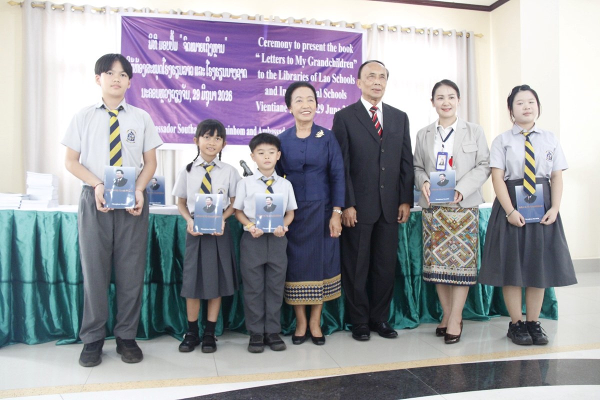 ພິທີມອບປຶ້ມ “ຈົດໝາຍເຖິງຫຼານ” ໃຫ້ແກ່ຫ້ອງສະໝຸດໂຮງຮຽນ image 2 ພທມອບປມ “ຈດໝາຍເຖງຫານ” ໃຫແກຫອງສະໝດໂຮງຮຽນ - image 2