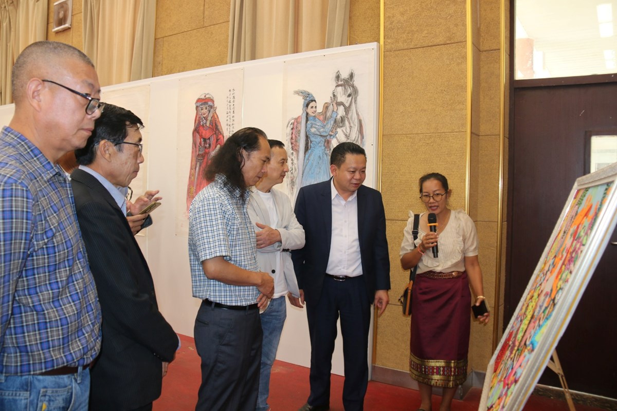 ວາງສະແດງສລະປະຮບແຕມ ແລະ ແລກປຽນວດທະນະທາ ລາວ-ຈນ - image 4