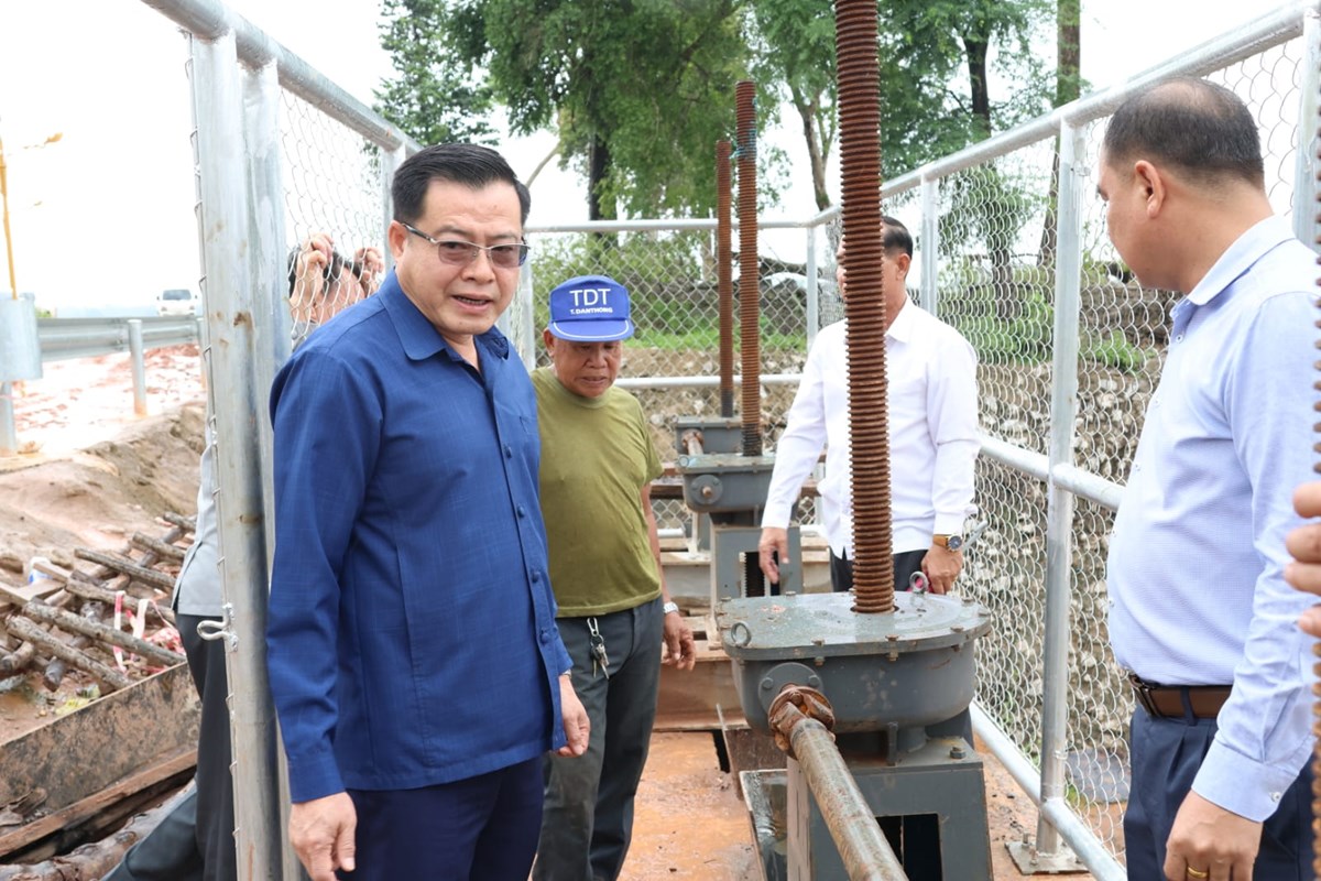 ປະທານຄະນະກຳມະການປົກຄອງແຂວງຄໍາມ່ວນ ລົງຕິດຕາມ ປະຕູປິດ-ເປີດນໍ້າ ຂົວປາກຊີມັງ image 1 ປະທານຄະນະກຳມະການປກຄອງແຂວງຄາມວນ ລງຕດຕາມ ປະຕປດ-ເປດນາ ຂວປາກຊມງ - image 1