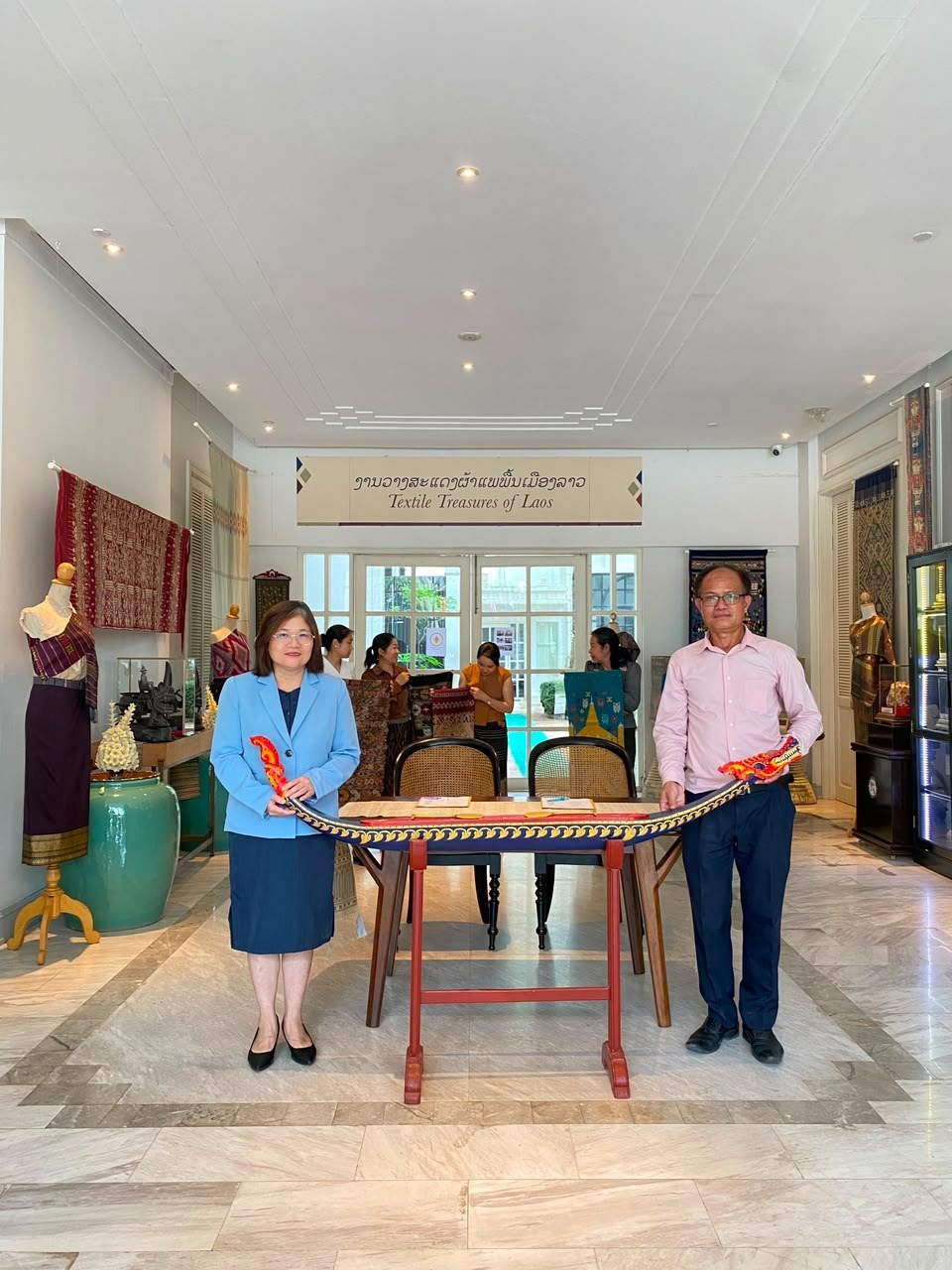 ມອບ-ຮັບແຜ່ນແພພື້ນເມືອງ ແລະ ເຮືອຈຳລອງໃຫ້ຟີລິບປິນ ເພື່ອວາງສະແດງໃນງານວາງສະແດງຫັດຖະກຳພື້ນເມືອງອາຊຽນ 2026 image 1 ມອບ-ຮບແຜນແພພນເມອງ ແລະ ເຮອຈຳລອງໃຫຟລບປນ ເພອວາງສະແດງໃນງານວາງສະແດງຫດຖະກຳພນເມອງອາຊຽນ 2026 - image 1