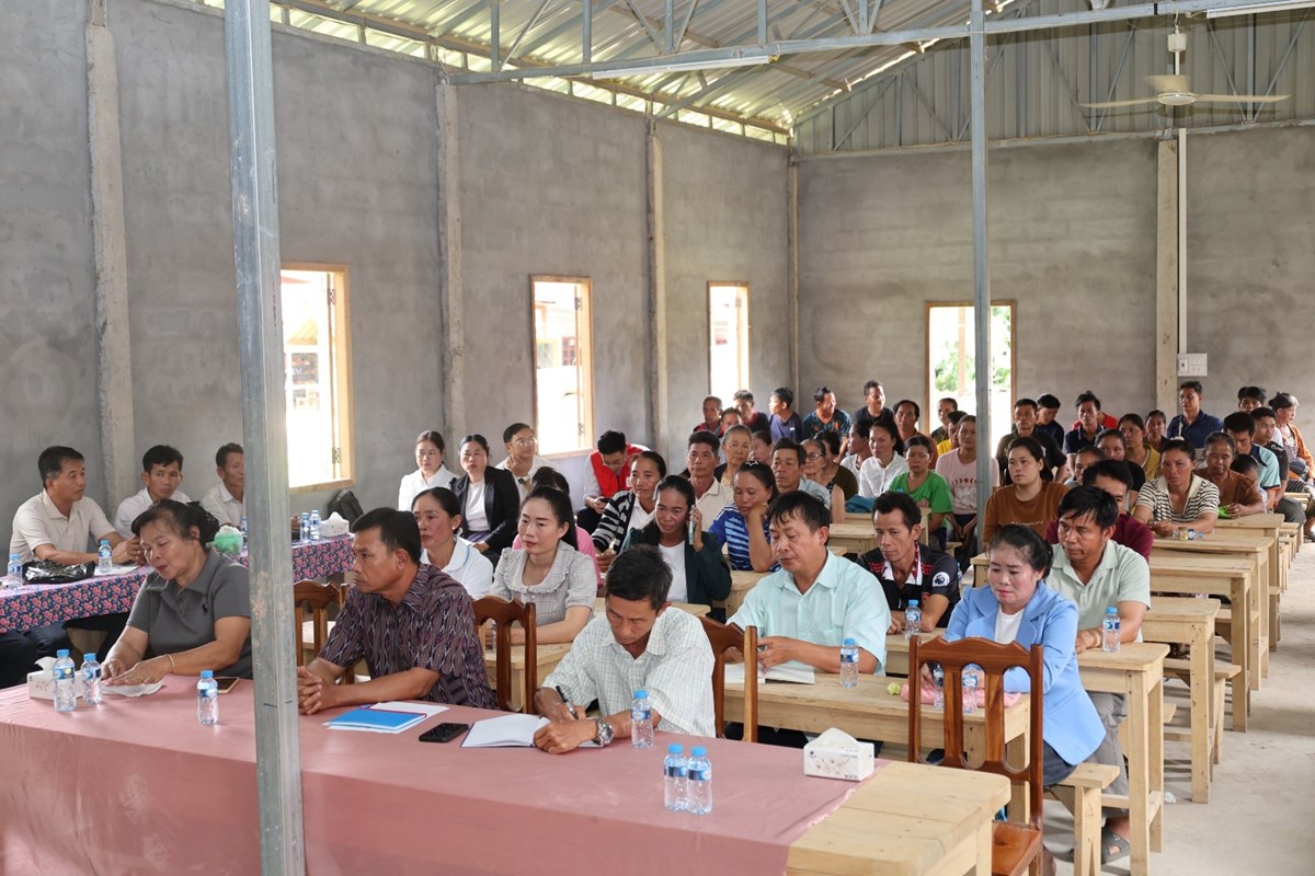 ປະທານອົງການກາແດງ ລົງມອບເຄື່ອງໃຫ້ປະຊາຊົນທຸກຍາກຢູ່ເມືອງປາກລາຍ image 1 ປະທານອງການກາແດງ ລງມອບເຄອງໃຫປະຊາຊນທກຍາກຢເມອງປາກລາຍ - image 1