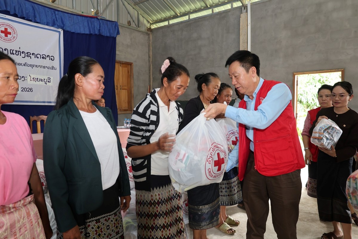 ປະທານອົງການກາແດງ ລົງມອບເຄື່ອງໃຫ້ປະຊາຊົນທຸກຍາກຢູ່ເມືອງປາກລາຍ image 2 ປະທານອງການກາແດງ ລງມອບເຄອງໃຫປະຊາຊນທກຍາກຢເມອງປາກລາຍ - image 2