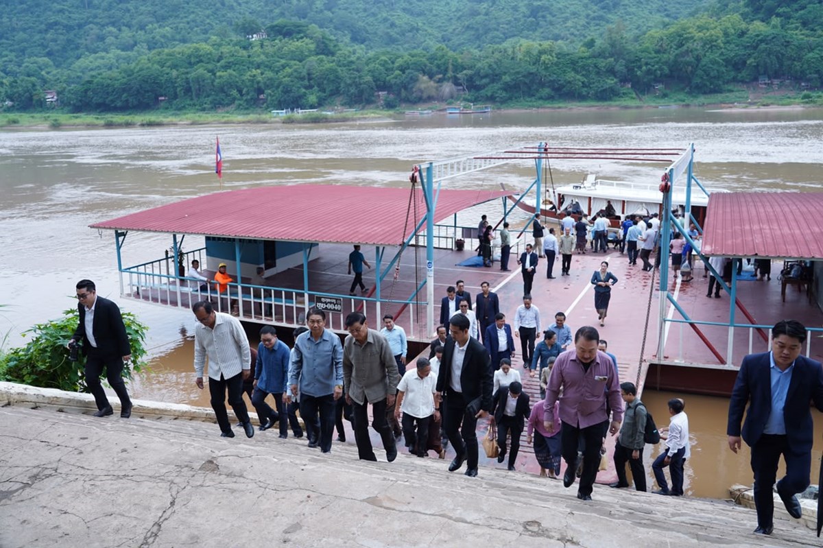 ເລຂາທິການໃຫຍ່ ເຄື່ອນໄຫວເຮັດວຽກ ຢູ່ແຂວງຫຼວງພະບາງ image 2 ເລຂາທການໃຫຍ ເຄອນໄຫວເຮດວຽກ ຢແຂວງຫວງພະບາງ - image 2