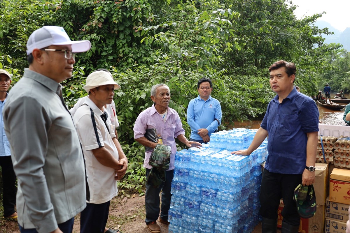 ຄຳມ່ວນ ເລັ່ງຊ່ວຍບັນເທົາຄວາມເດືອດຮ້ອນຜູ້ປະສົບໄພນໍ້າຖ້ວມ image 1 ຄຳມວນ ເລງຊວຍບນເທາຄວາມເດອດຮອນຜປະສບໄພນາຖວມ - image 1