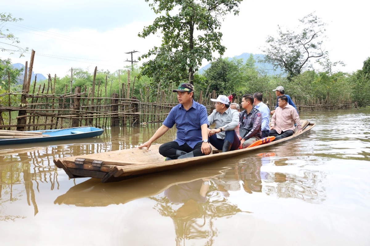 ຄຳມ່ວນ ເລັ່ງຊ່ວຍບັນເທົາຄວາມເດືອດຮ້ອນຜູ້ປະສົບໄພນໍ້າຖ້ວມ image 2 ຄຳມວນ ເລງຊວຍບນເທາຄວາມເດອດຮອນຜປະສບໄພນາຖວມ - image 2