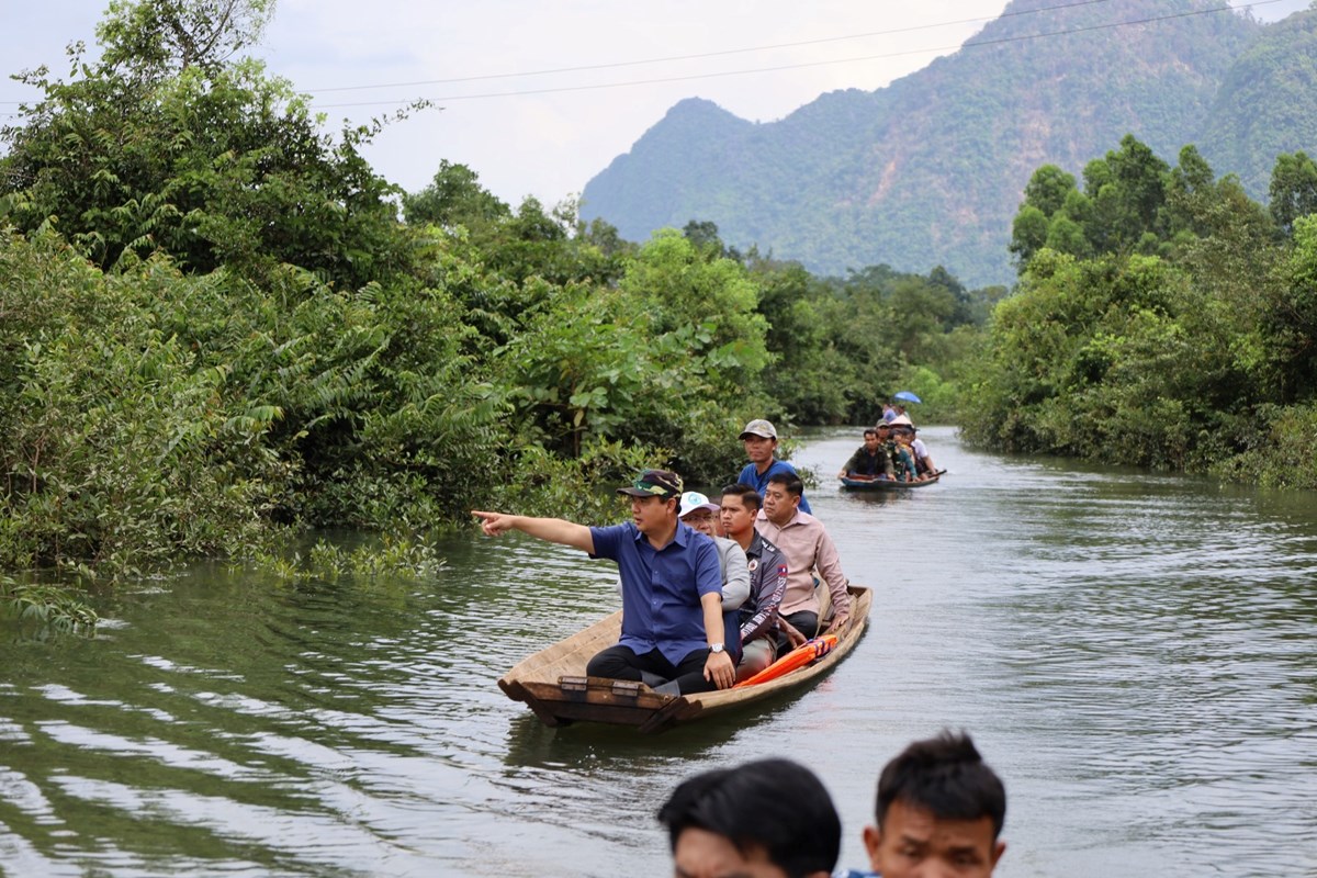 ຄຳມ່ວນ ເລັ່ງຊ່ວຍບັນເທົາຄວາມເດືອດຮ້ອນຜູ້ປະສົບໄພນໍ້າຖ້ວມ image 3 ຄຳມວນ ເລງຊວຍບນເທາຄວາມເດອດຮອນຜປະສບໄພນາຖວມ - image 3