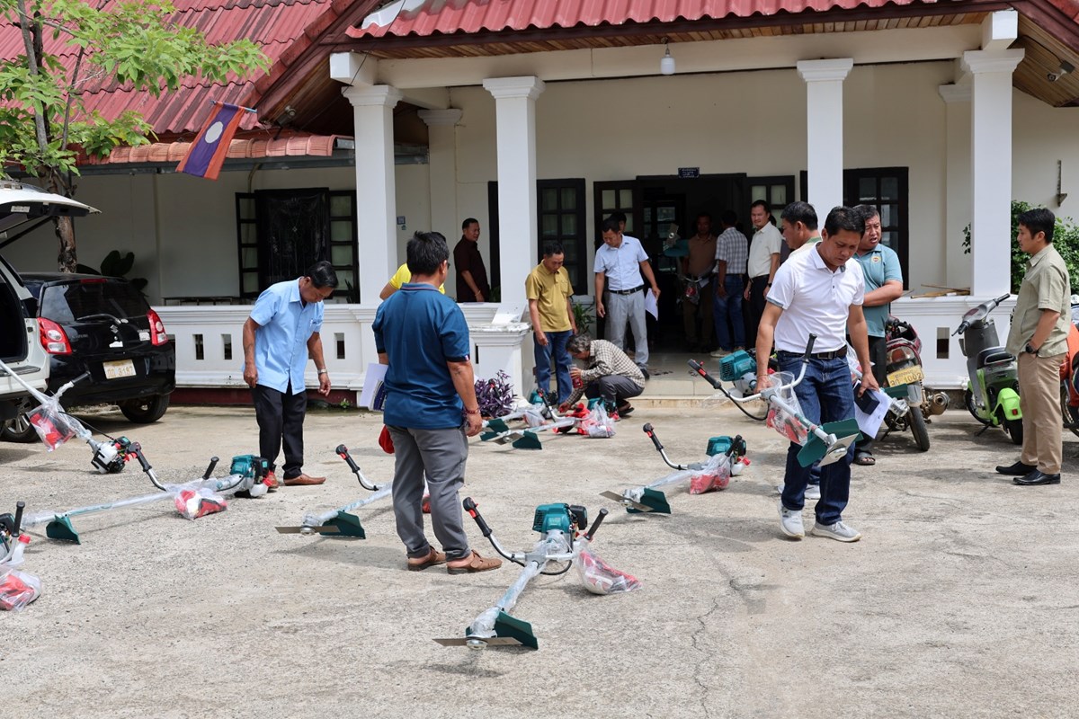 ນະຄອນ ຫຼວງພະບາງ ມອບຈັກຕັດຫຍ້າໃຫ້ປະຊາຊົນມີສ່ວນຮ່ວມອະນາໄມແຄມທາງ image 1 ນະຄອນ ຫວງພະບາງ ມອບຈກຕດຫຍາໃຫປະຊາຊນມສວນຮວມອະນາໄມແຄມທາງ - image 1