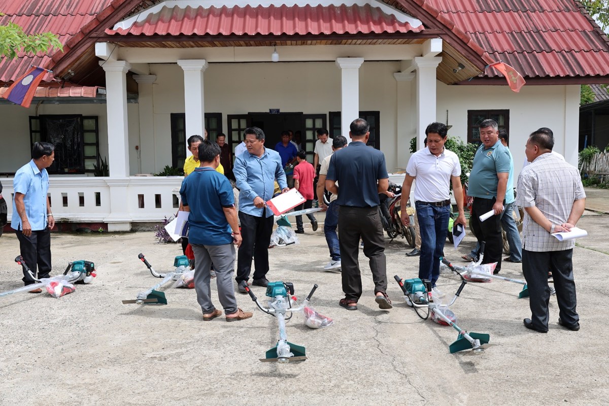 ນະຄອນ ຫຼວງພະບາງ ມອບຈັກຕັດຫຍ້າໃຫ້ປະຊາຊົນມີສ່ວນຮ່ວມອະນາໄມແຄມທາງ image 2 ນະຄອນ ຫວງພະບາງ ມອບຈກຕດຫຍາໃຫປະຊາຊນມສວນຮວມອະນາໄມແຄມທາງ - image 2