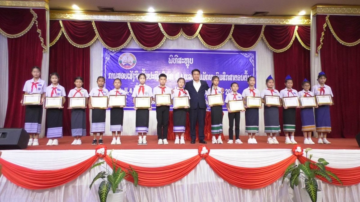 ສົກຮຽນ 2025-2026 ເມືອງຫາດຊາຍຟອງ ມີນັກຮຽນທີ່ສອບເສັງໄດ້ໃປະກາດສະນີຍະບັດແດງ 22 ຄົນ image 1 ສກຮຽນ 2025-2026 ເມອງຫາດຊາຍຟອງ ມນກຮຽນທສອບເສງໄດໃປະກາດສະນຍະບດແດງ 22 ຄນ - image 1