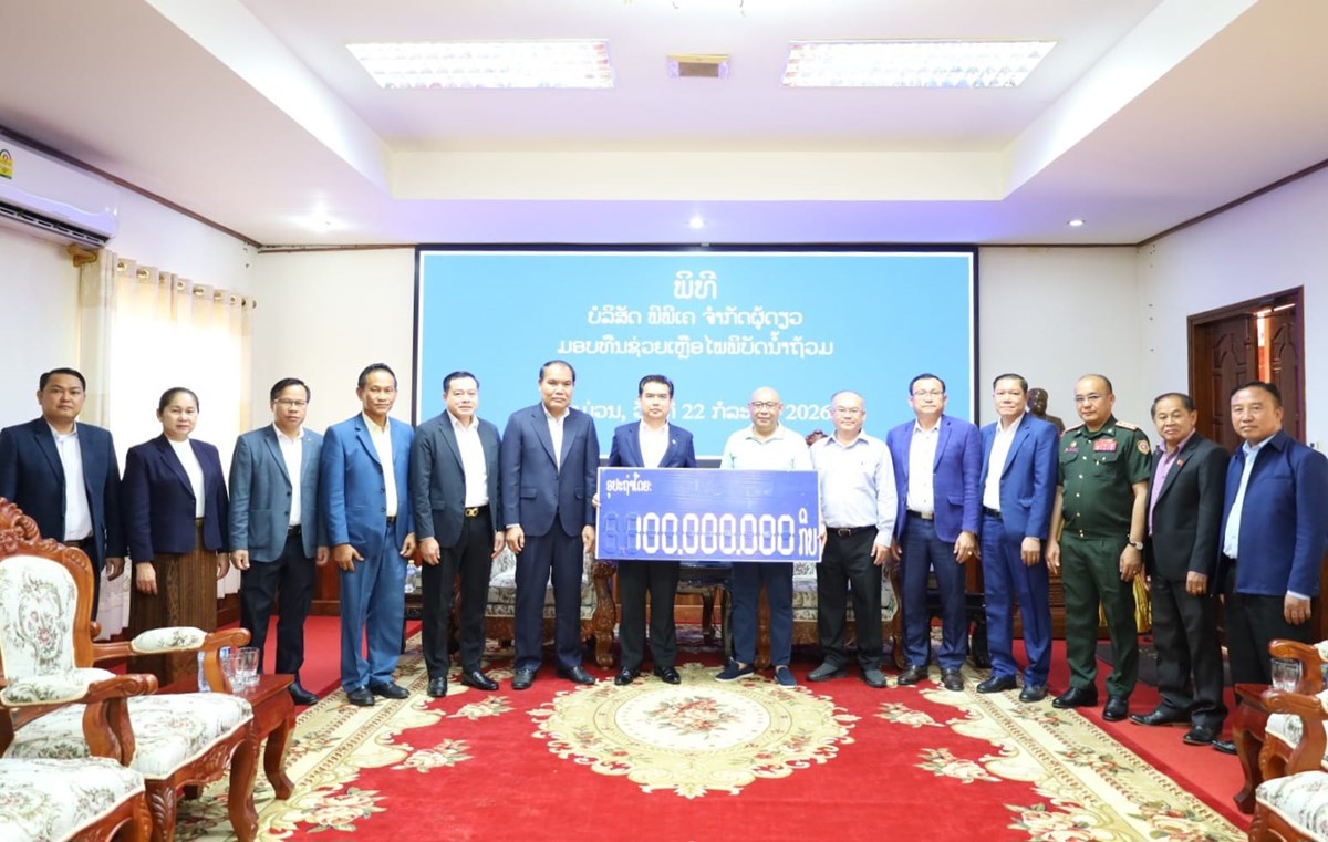 2 ບລສດມອບເງນ 300 ລານກບ ຊວຍເຫອໄພພບດນາຖວມຢແຂວງຄາມວນ - image 1