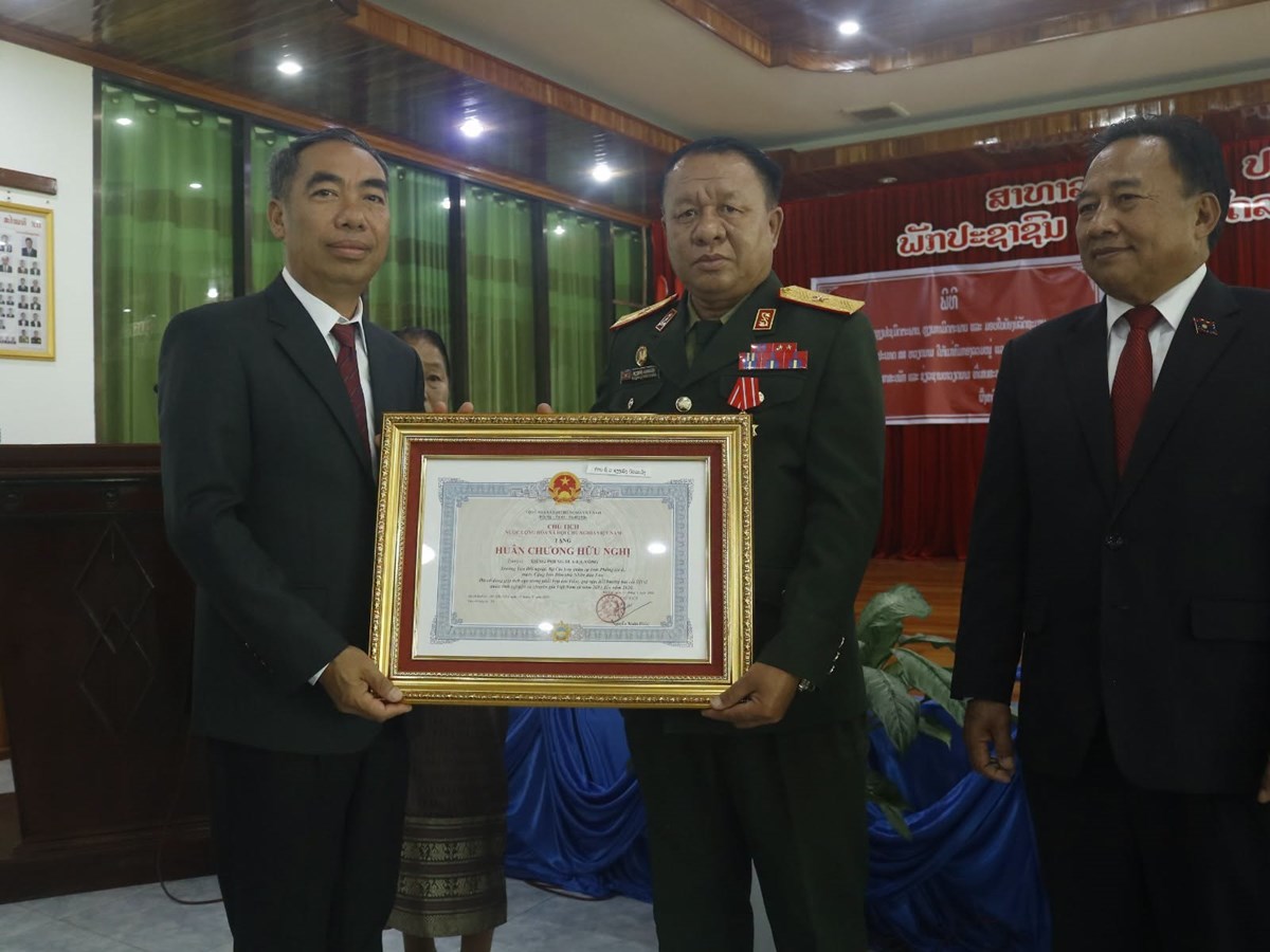ຜງສາລ ປະດບຫຽນໄຊ ແລະ ມອບໃບຍອງຍ ສສ ຫວຽດນາມໃຫບກຄນ-ກມກອງ - image 2