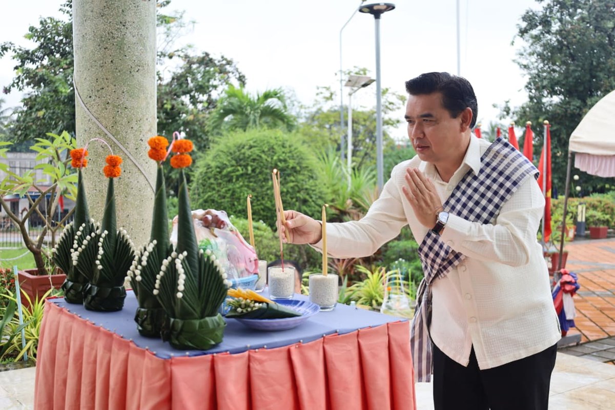 ຄາມວນ ຈດພທທາງສາສະໜາ ກອນເລມກສາງ ແລະ ບລະນະສວນອະນສາວະລ ປະທານ ໄກສອນ ພມວຫານ - image 1