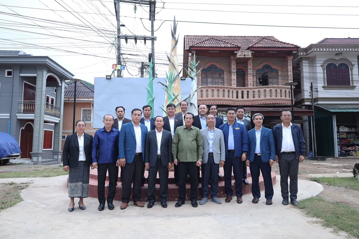 ສະຫາຍ ວັນໄຊ ພອງສະຫວັນ ເຄື່ອນໄຫວຢ້ຽມຢາມ ແລະ ເຮັດວຽກຢູ່ເມືອງຂວາ image 2 ສະຫາຍ ວນໄຊ ພອງສະຫວນ ເຄອນໄຫວຢຽມຢາມ ແລະ ເຮດວຽກຢເມອງຂວາ - image 2