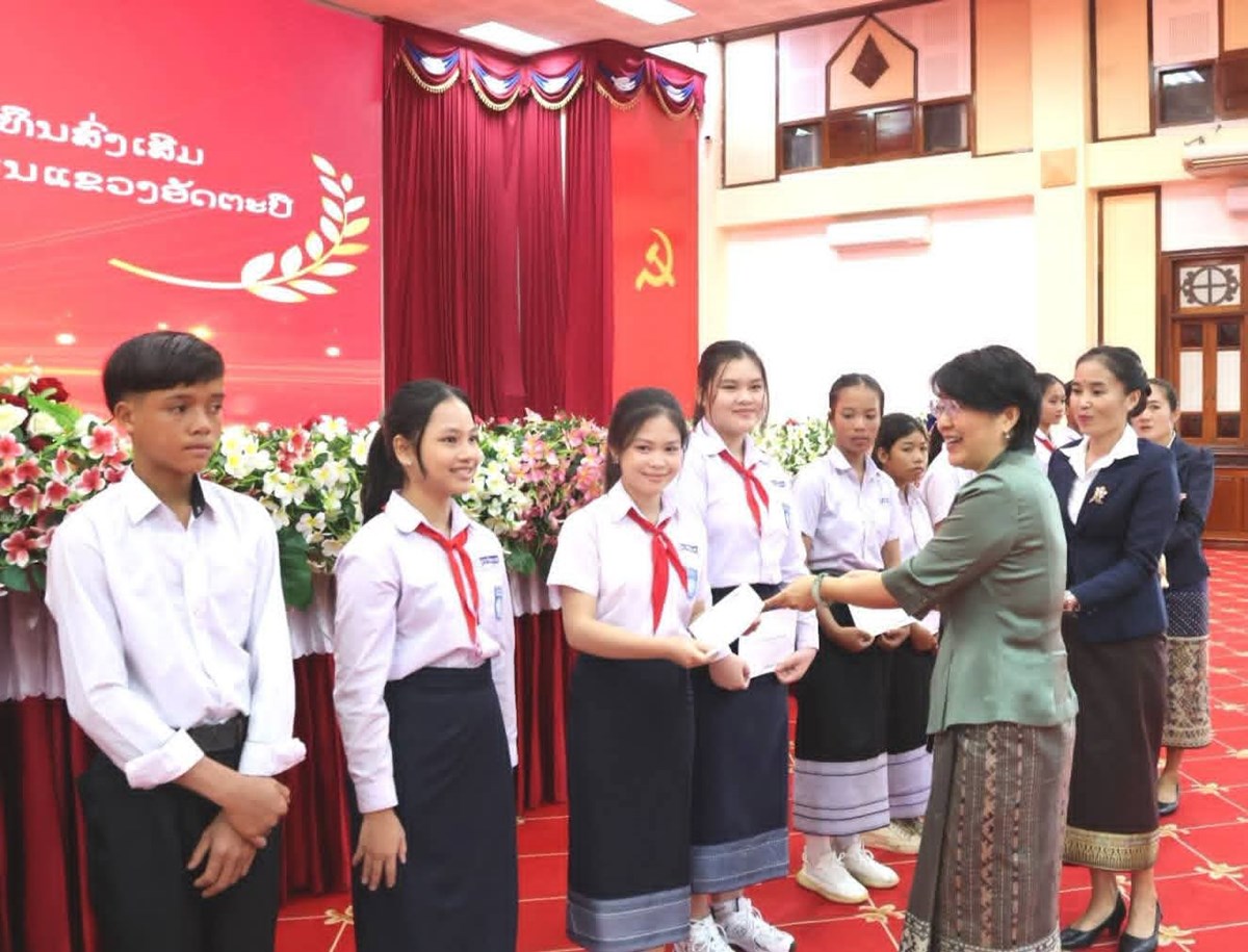 ອັດຕະປືປາຖະກະຖາວັນສ້າງຕັ້ງສາຍພົວພັນການທູດລາວ- ຈີນພ້ອມມອບທຶນການສຶກສາໃຫ້ນັກຮຽນເກັ່ງ image 1 ອດຕະປປາຖະກະຖາວນສາງຕງສາຍພວພນການທດລາວ- ຈນພອມມອບທນການສກສາໃຫນກຮຽນເກງ - image 1