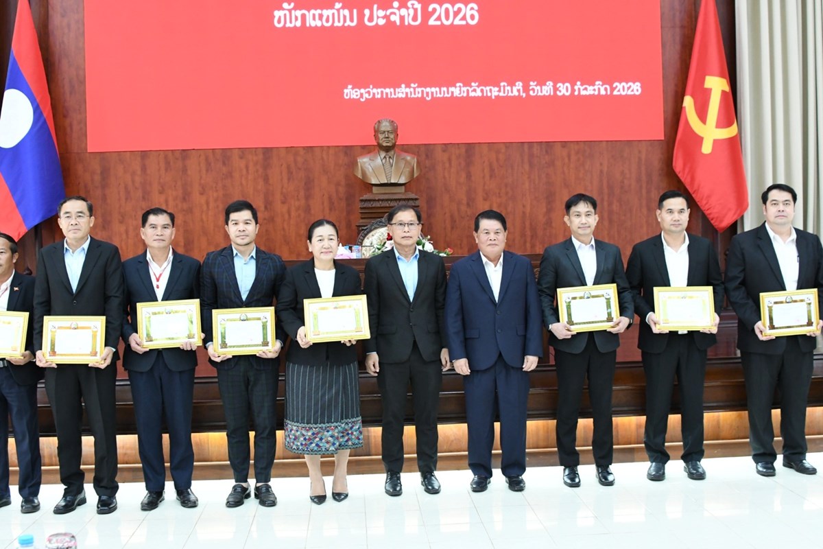 ຫສນຍ ມອບໃບຢັ້ງຢືນໜ່ວຍພັກປອດໃສ ເຂັ້ມແຂງ ໜັກແໜ້ນ image 2 ຫສນຍ ມອບໃບຢງຢນໜວຍພກປອດໃສ ເຂມແຂງ ໜກແໜນ - image 2