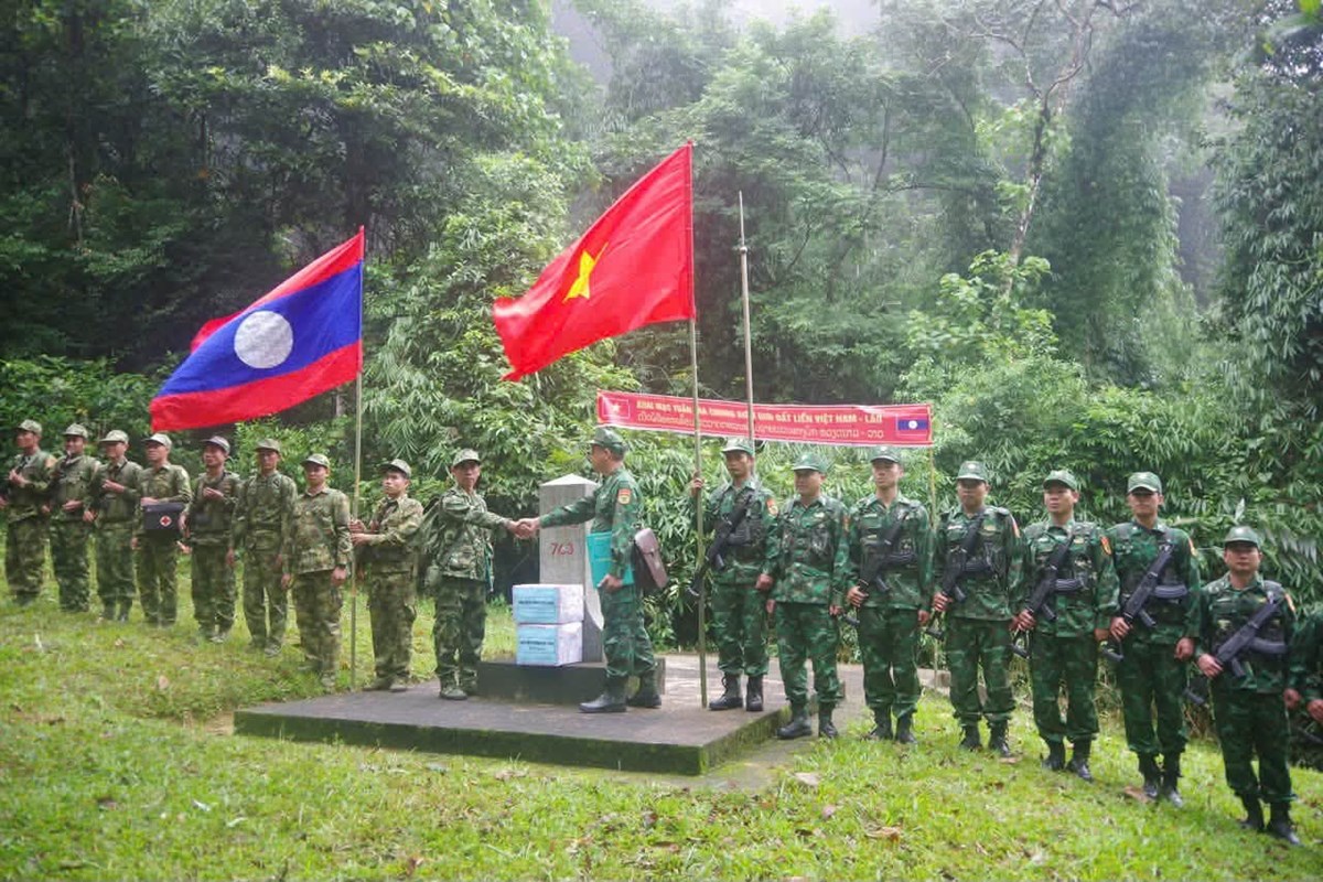 ທະຫານຊາຍເເດນ ລາວ-ຫວຽດນາມ ກວດກາຫຼັກໝາຍຊາຍແດນຮ່ວມກັນ image 1 ທະຫານຊາຍເເດນ ລາວ-ຫວຽດນາມ ກວດກາຫກໝາຍຊາຍແດນຮວມກນ - image 1