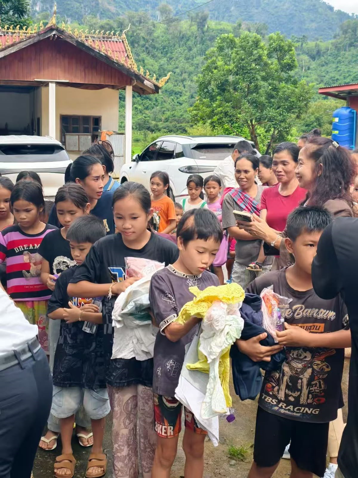 ສະມາຄົມການຮ່ວມມື ແລະ ພັດທະນາຊາວໜຸ່ມລາວ-ຈີນມອບເຄື່ອງໃຫ້ປະຊາຊົນ ເຂດຊົນນະບົດນະຄອນຫຼວງວຽງຈັນ-ວັງວຽງ image 2 ສະມາຄມການຮວມມ ແລະ ພດທະນາຊາວໜມລາວ-ຈນມອບເຄອງໃຫປະຊາຊນ ເຂດຊນນະບດນະຄອນຫວງວຽງຈນ-ວງວຽງ - image 2