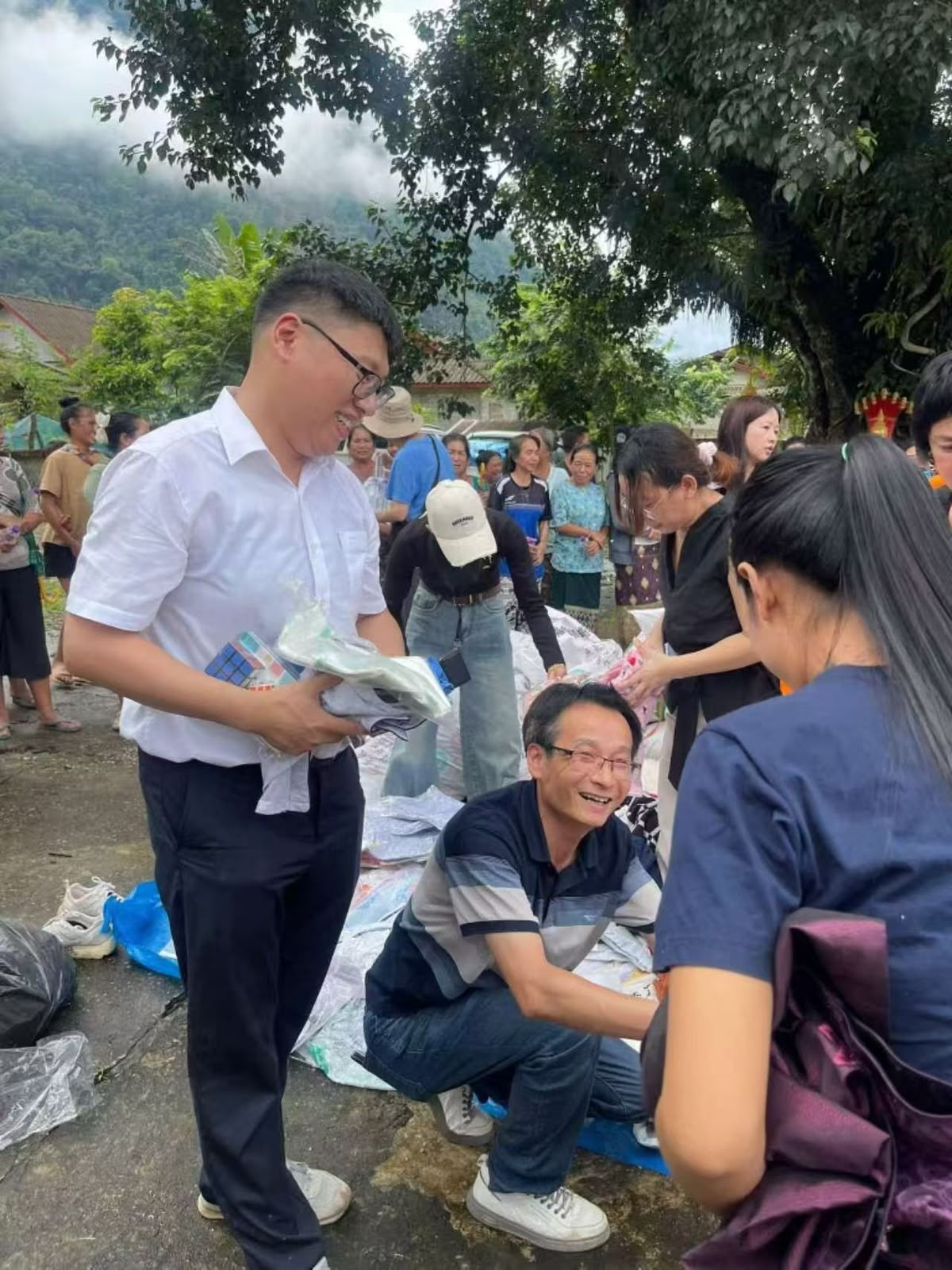 ສະມາຄົມການຮ່ວມມື ແລະ ພັດທະນາຊາວໜຸ່ມລາວ-ຈີນມອບເຄື່ອງໃຫ້ປະຊາຊົນ ເຂດຊົນນະບົດນະຄອນຫຼວງວຽງຈັນ-ວັງວຽງ image 4 ສະມາຄມການຮວມມ ແລະ ພດທະນາຊາວໜມລາວ-ຈນມອບເຄອງໃຫປະຊາຊນ ເຂດຊນນະບດນະຄອນຫວງວຽງຈນ-ວງວຽງ - image 4