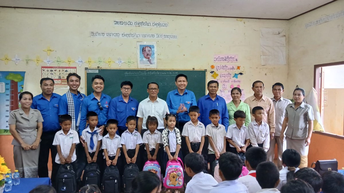 ມອບອຸປະກອນການສຶກສາ ແລະ ເຄື່ອງອຸປະໂພກ-ບໍລິໂພກ ໃຫ້ນັກຮຽນໂຮງຮຽນປະຖົມບາຈຽງ image 1 ມອບອປະກອນການສກສາ ແລະ ເຄອງອປະໂພກ-ບລໂພກ ໃຫນກຮຽນໂຮງຮຽນປະຖມບາຈຽງ - image 1
