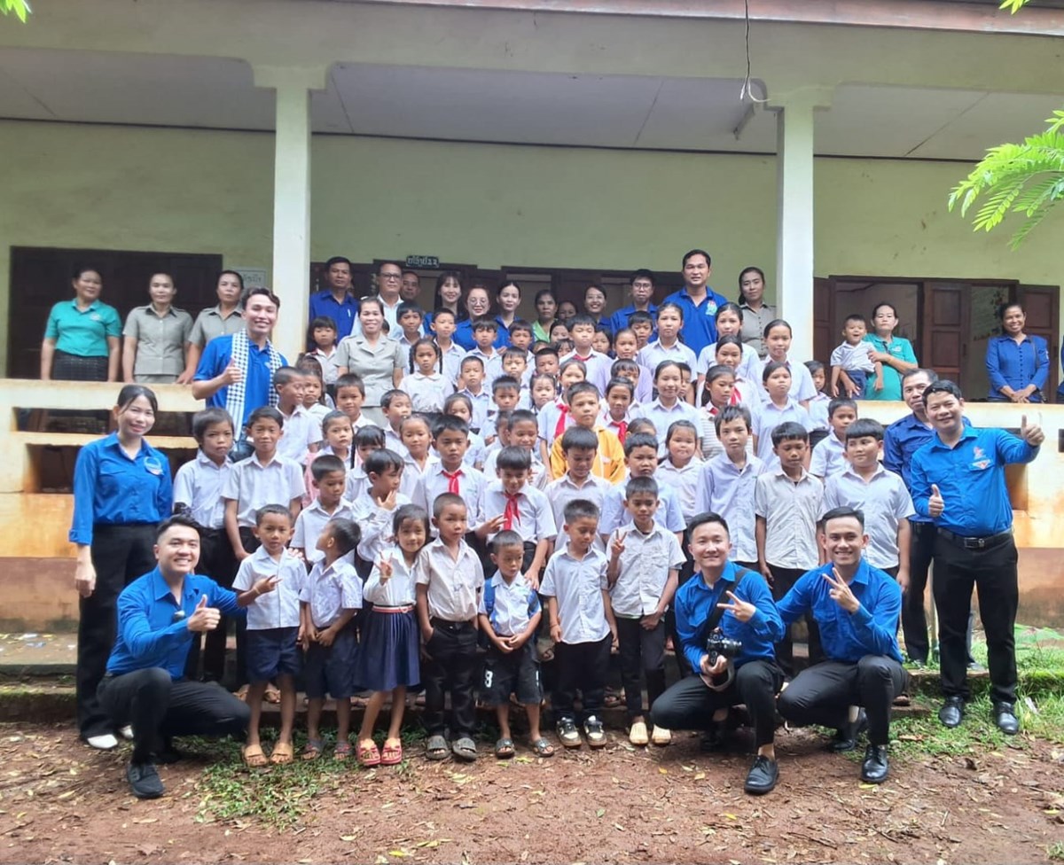 ມອບອຸປະກອນການສຶກສາ ແລະ ເຄື່ອງອຸປະໂພກ-ບໍລິໂພກ ໃຫ້ນັກຮຽນໂຮງຮຽນປະຖົມບາຈຽງ image 2 ມອບອປະກອນການສກສາ ແລະ ເຄອງອປະໂພກ-ບລໂພກ ໃຫນກຮຽນໂຮງຮຽນປະຖມບາຈຽງ - image 2