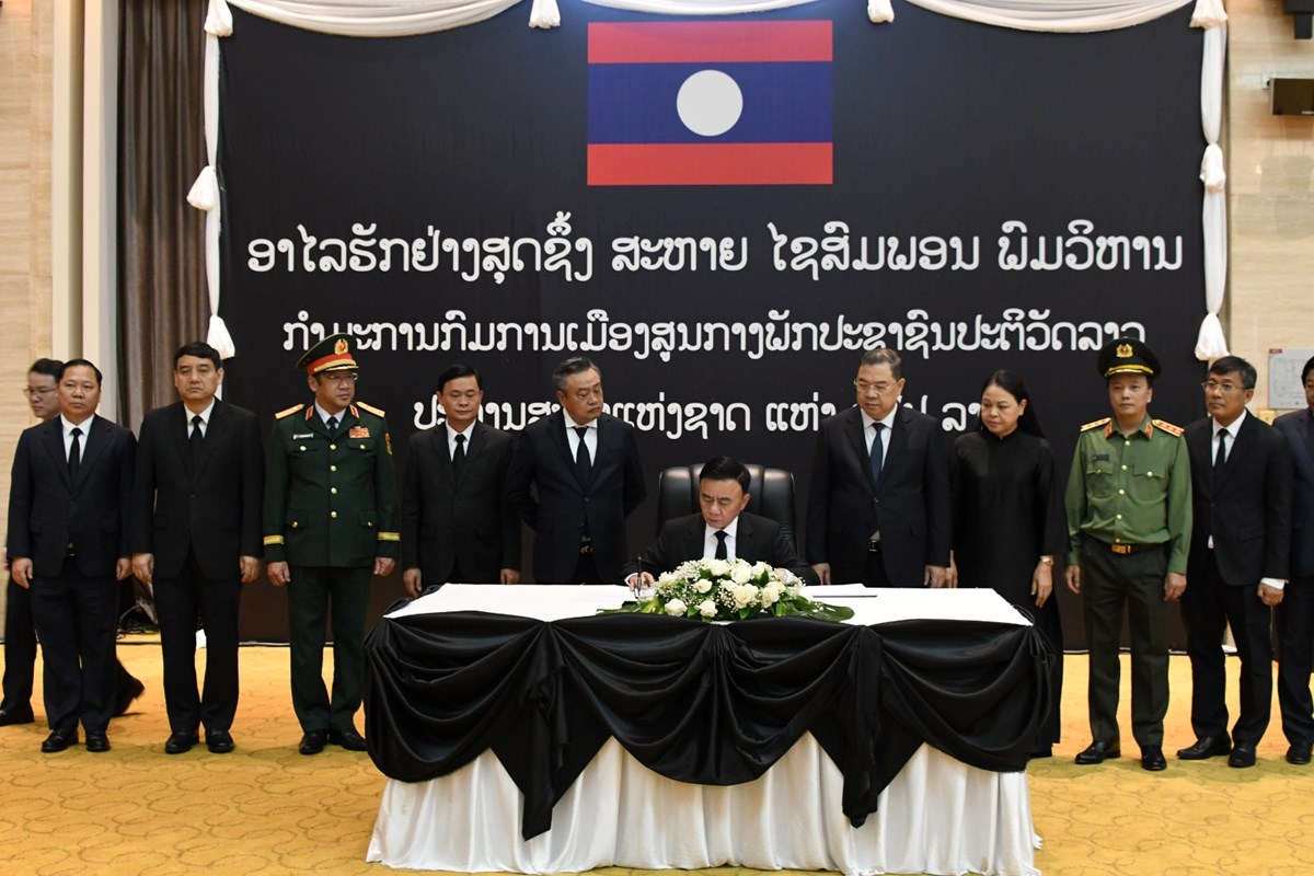ສະຫາຍ ເຈນ ເກມ ຕ ເຂາວາງພວງມາລາ ໄວອາໄລ ຕການຈາກໄປຂອງສະຫາຍ ໄຊສມພອນ ພມວຫານ - image 3